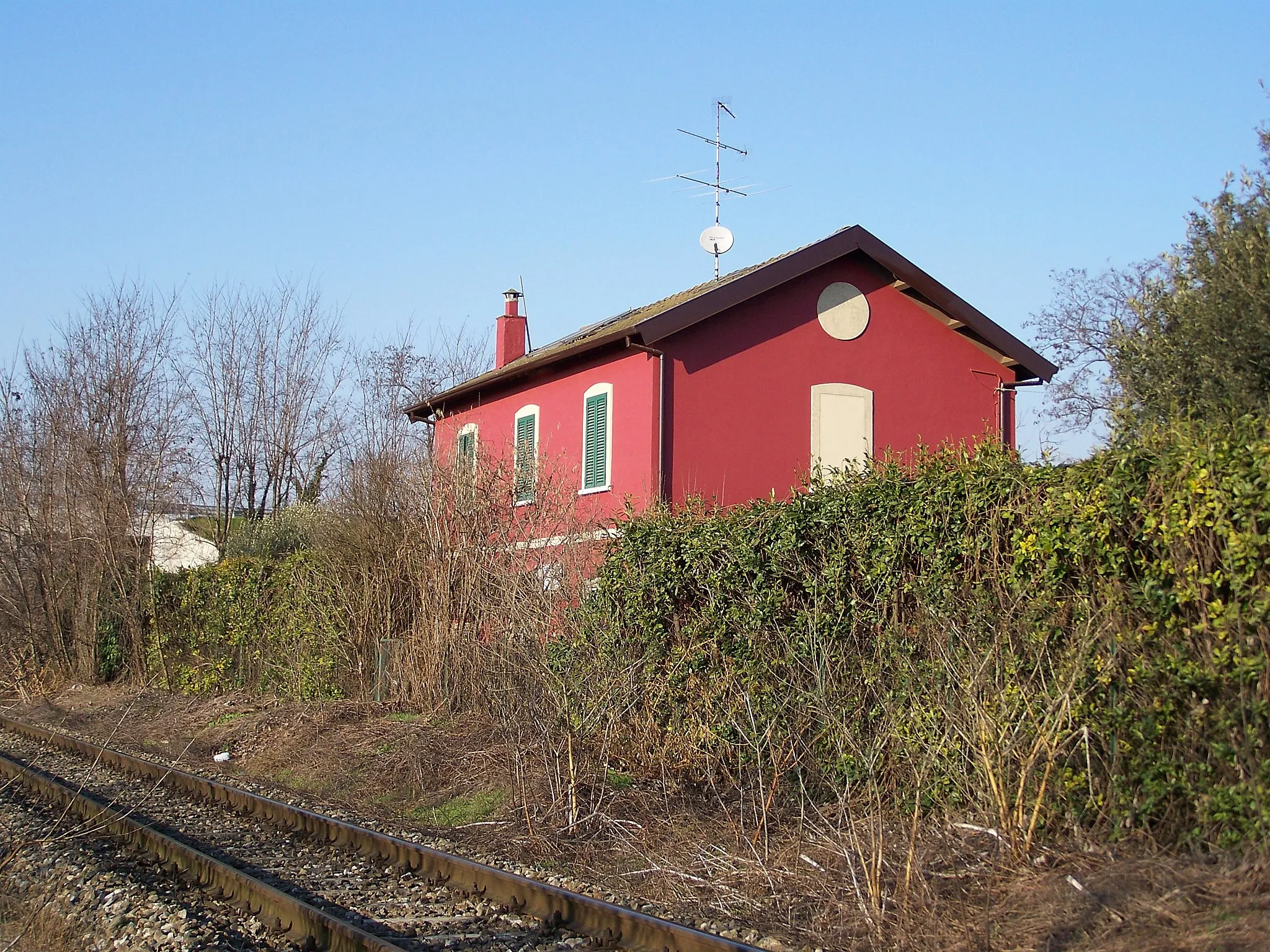 Photo showing: Il it:fabbricato viaggiatori della dismessa stazione di Borgosatollo sulla it:ferrovia Parma-Brescia