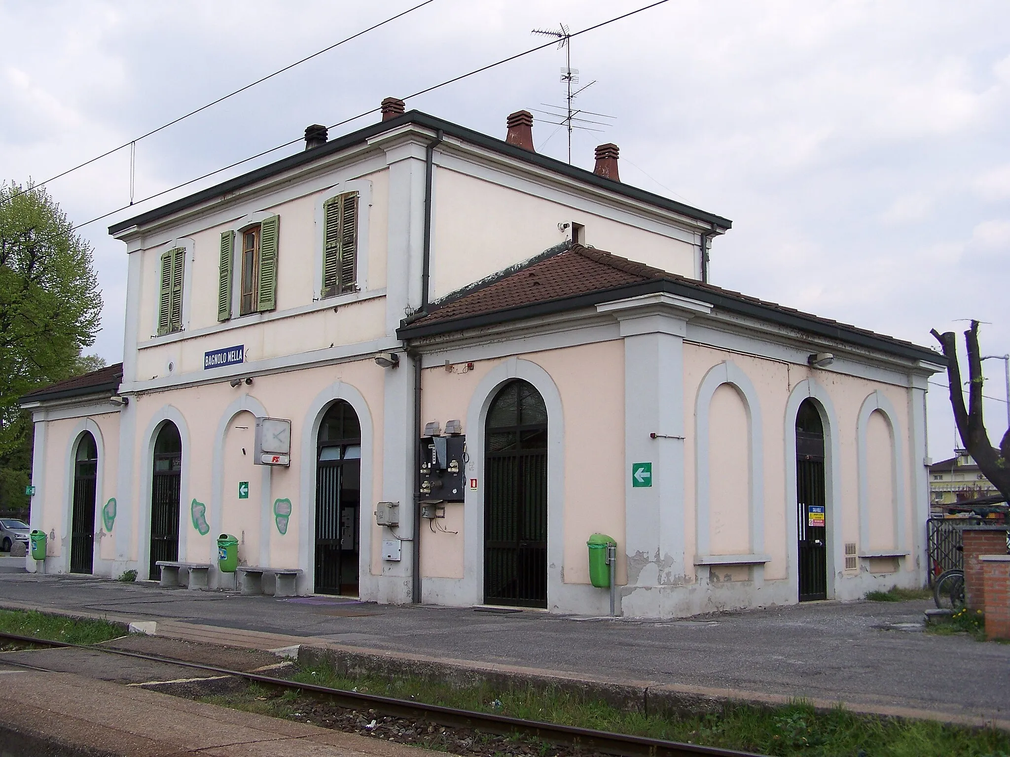 Photo showing: Lato binari del fabbricato viaggiatori della Stazione di Bagnolo Mella lungo la ferrovia Brescia-Cremona