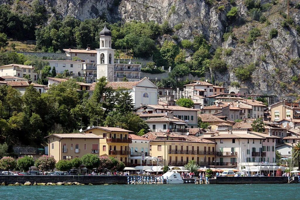 Photo showing: Veduta di una parte di Limone sul Garda (BS) dal lago