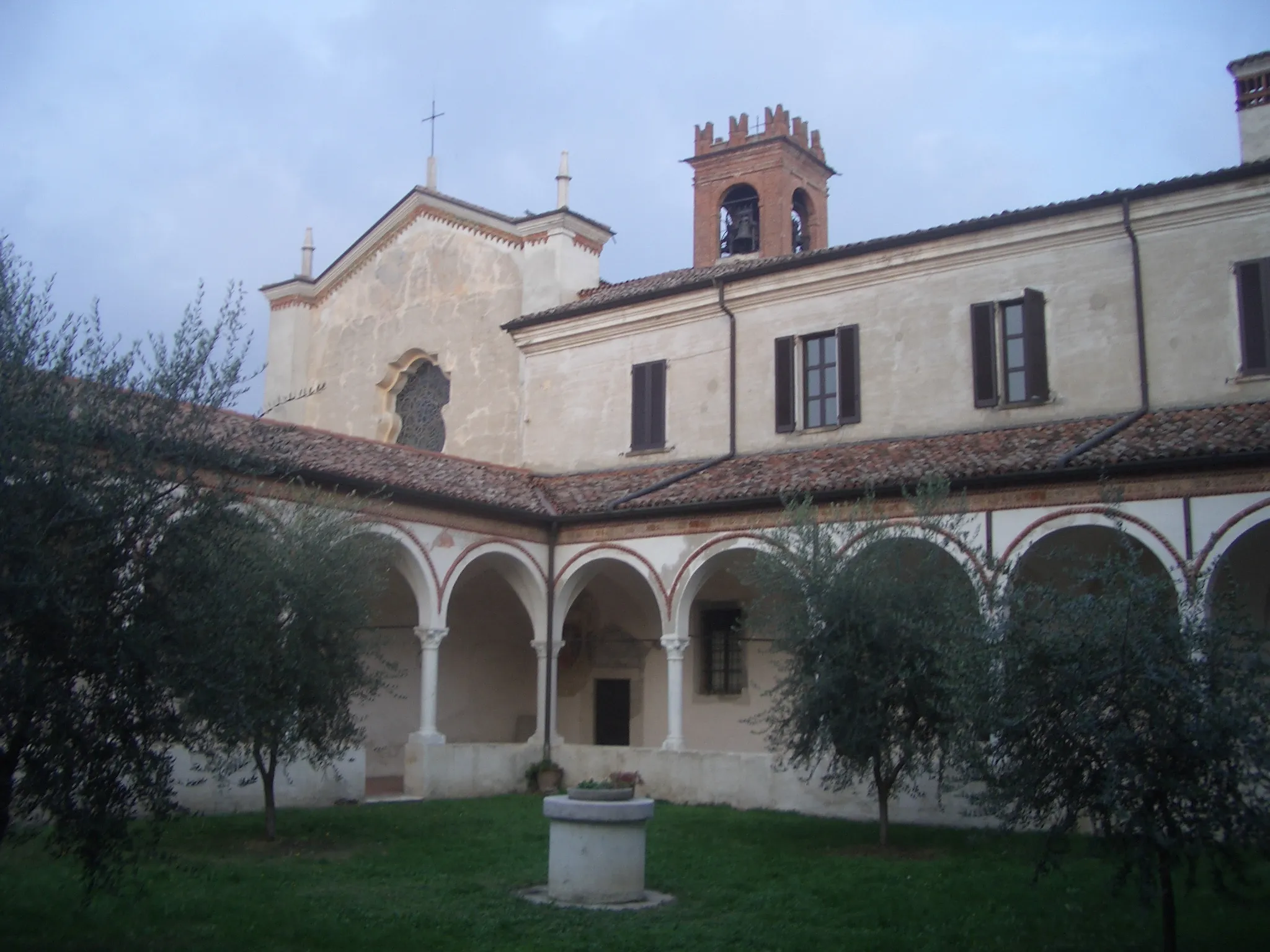 Photo showing: One of the three cloisters of the abbey, called "chiostro piccolo”, XV century