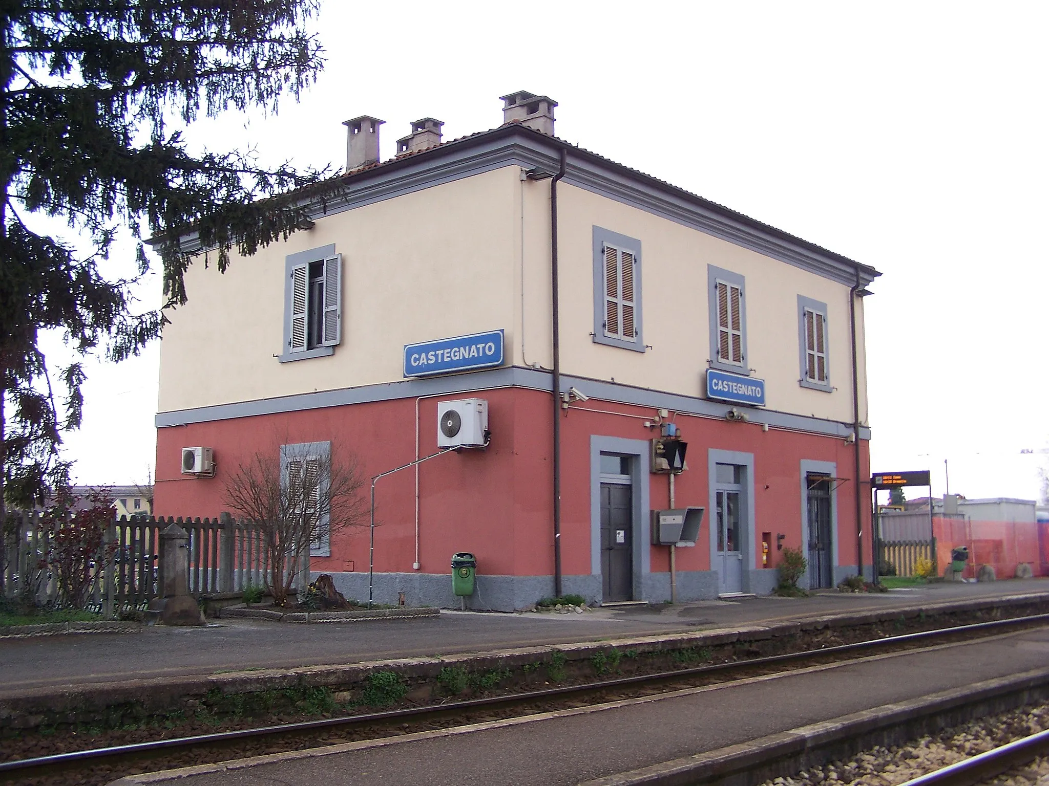 Photo showing: Lato binari della Stazione di Castegnato sulla Ferrovia Brescia-Iseo-Edolo