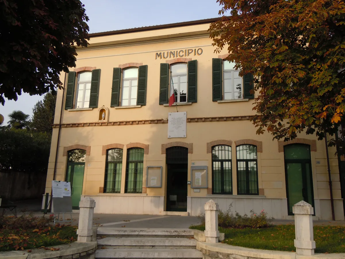 Photo showing: Calvagese della Riviera, il Municipio.