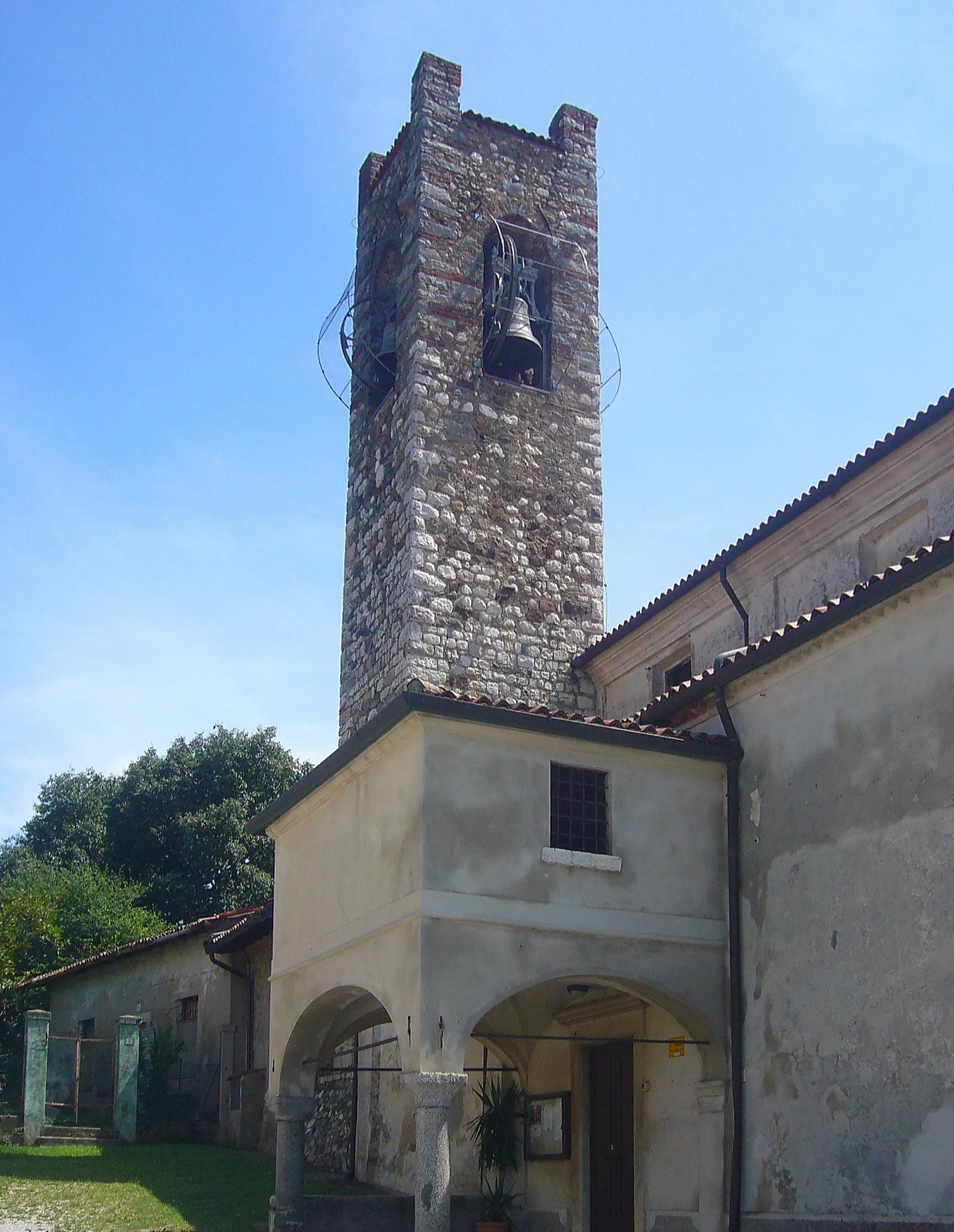 Photo showing: Il campanile della chiesa della Cattedra di San Pietro in Antiochia a Calvagese della Riviera, in provincia di Brescia
