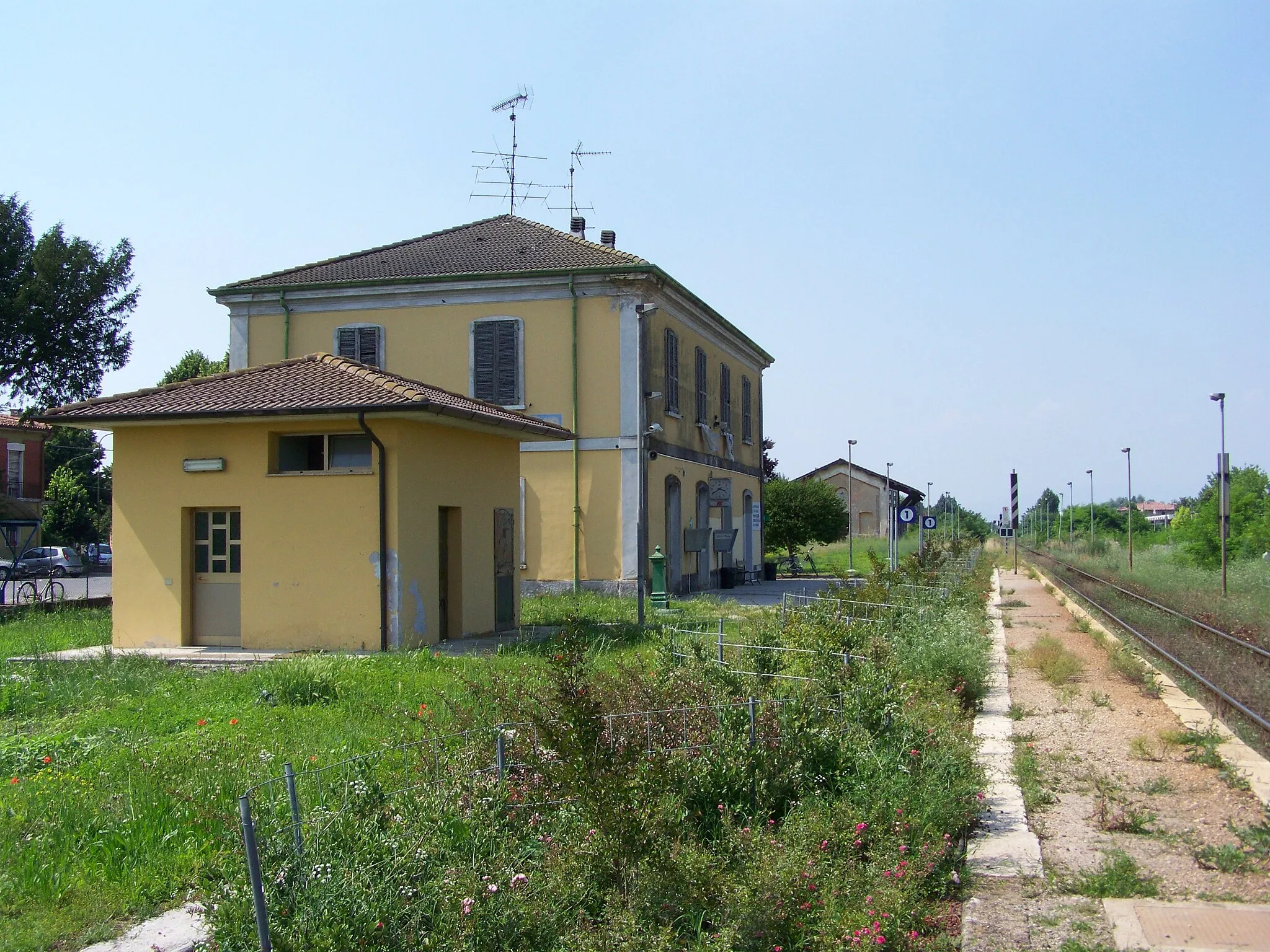 Photo showing: Stazione di Calvisano. Panoramica dei fabbricati e del piazzale binari.