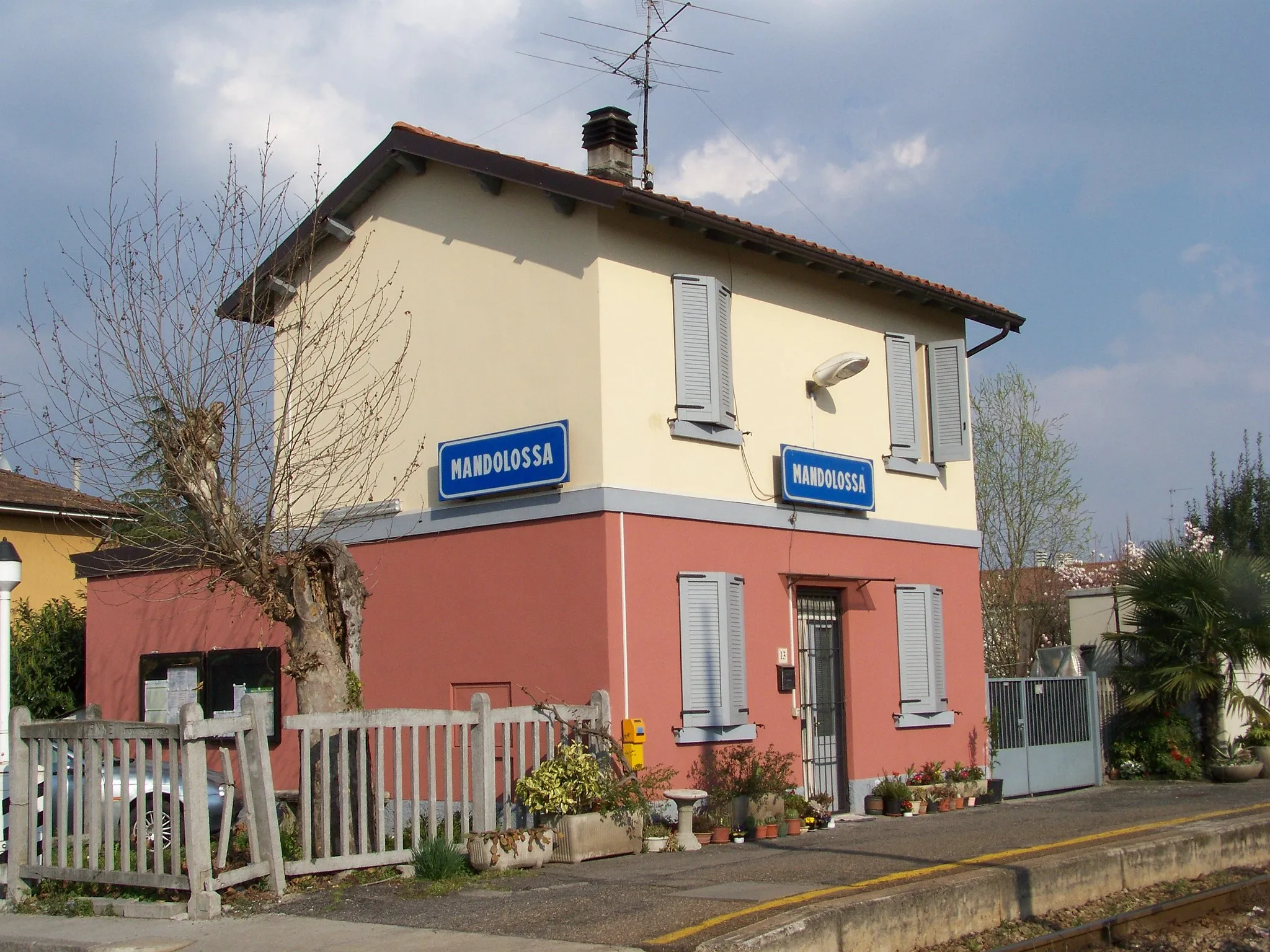 Photo showing: Lato binari della stazione di Mandolossa a Brescia sulla Brescia-Iseo-Edolo