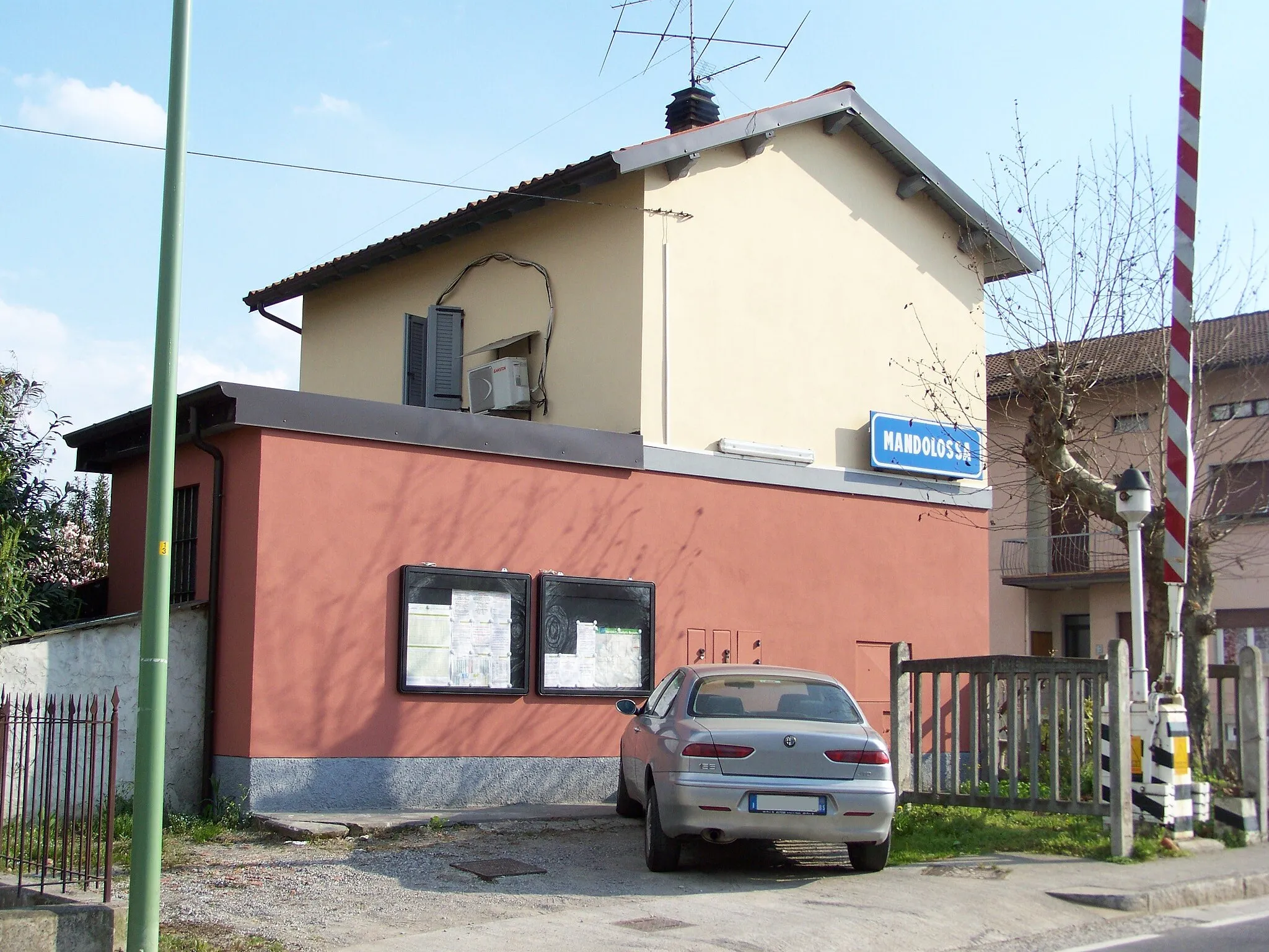 Photo showing: Lato campagna della stazione di Mandolossa a Brescia, situata lungo la ferrovia Brescia-Iseo-Edolo