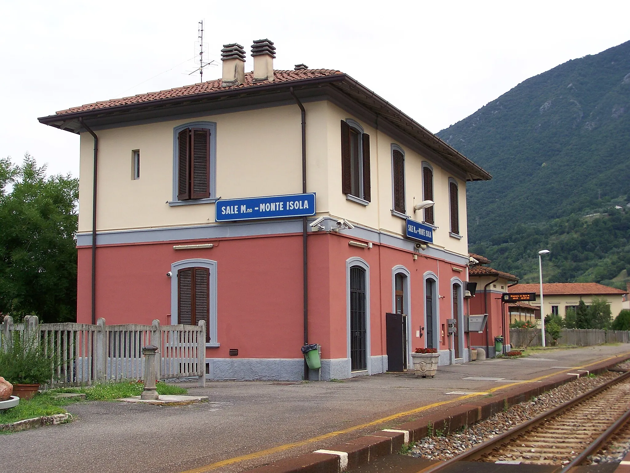 Photo showing: Lato binari del fabbricato viaggiatori della stazione di Sale Marasino.
