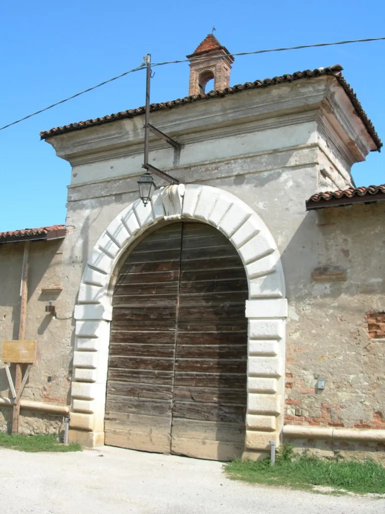 Photo showing: Portale d'ingresso della cascina Pontevica in San Zeno Naviglio