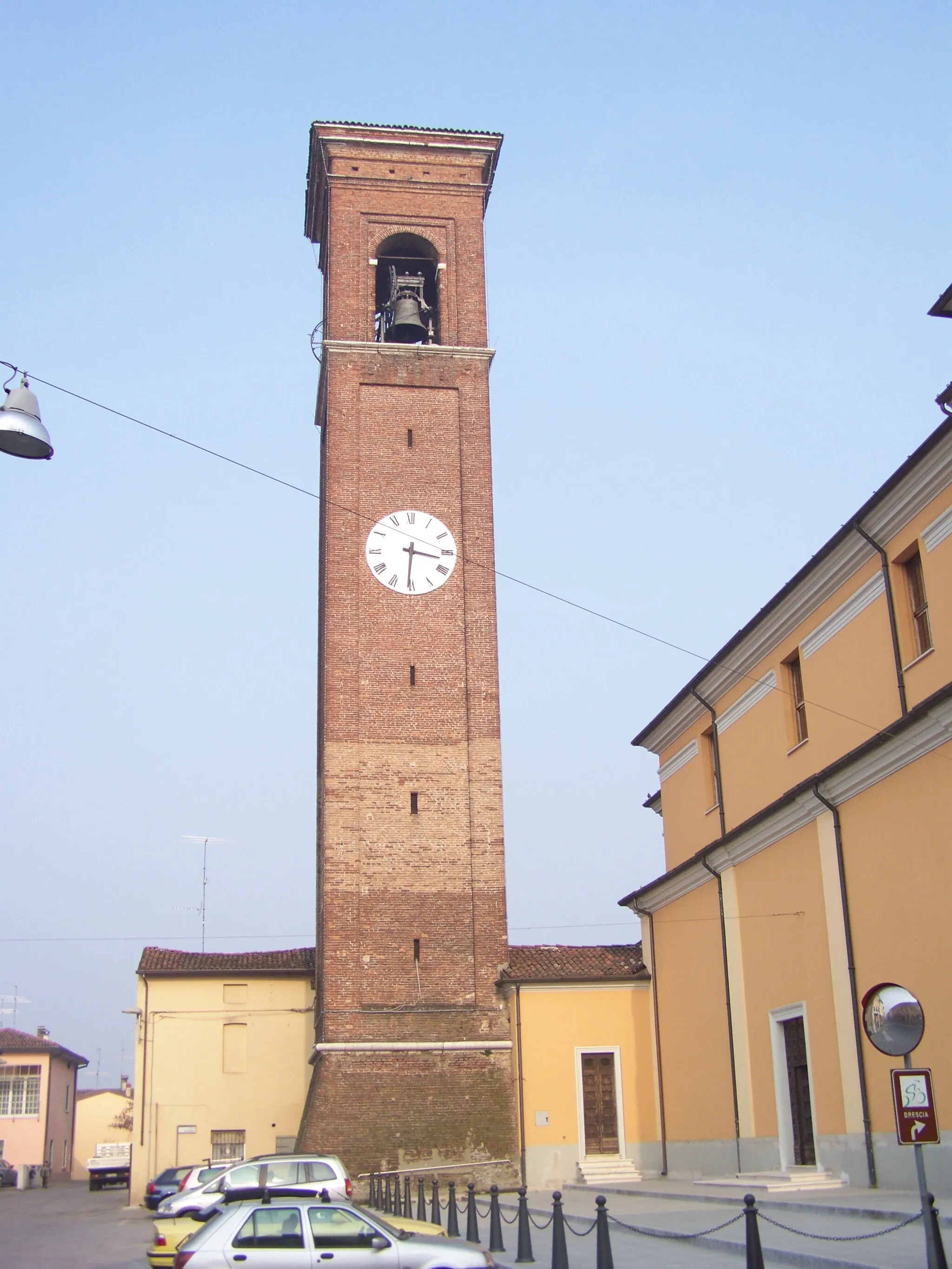 Photo showing: Campanile della Parrocchia dei Santi Pietro e Paolo presso Offlaga in provincia di Brescia