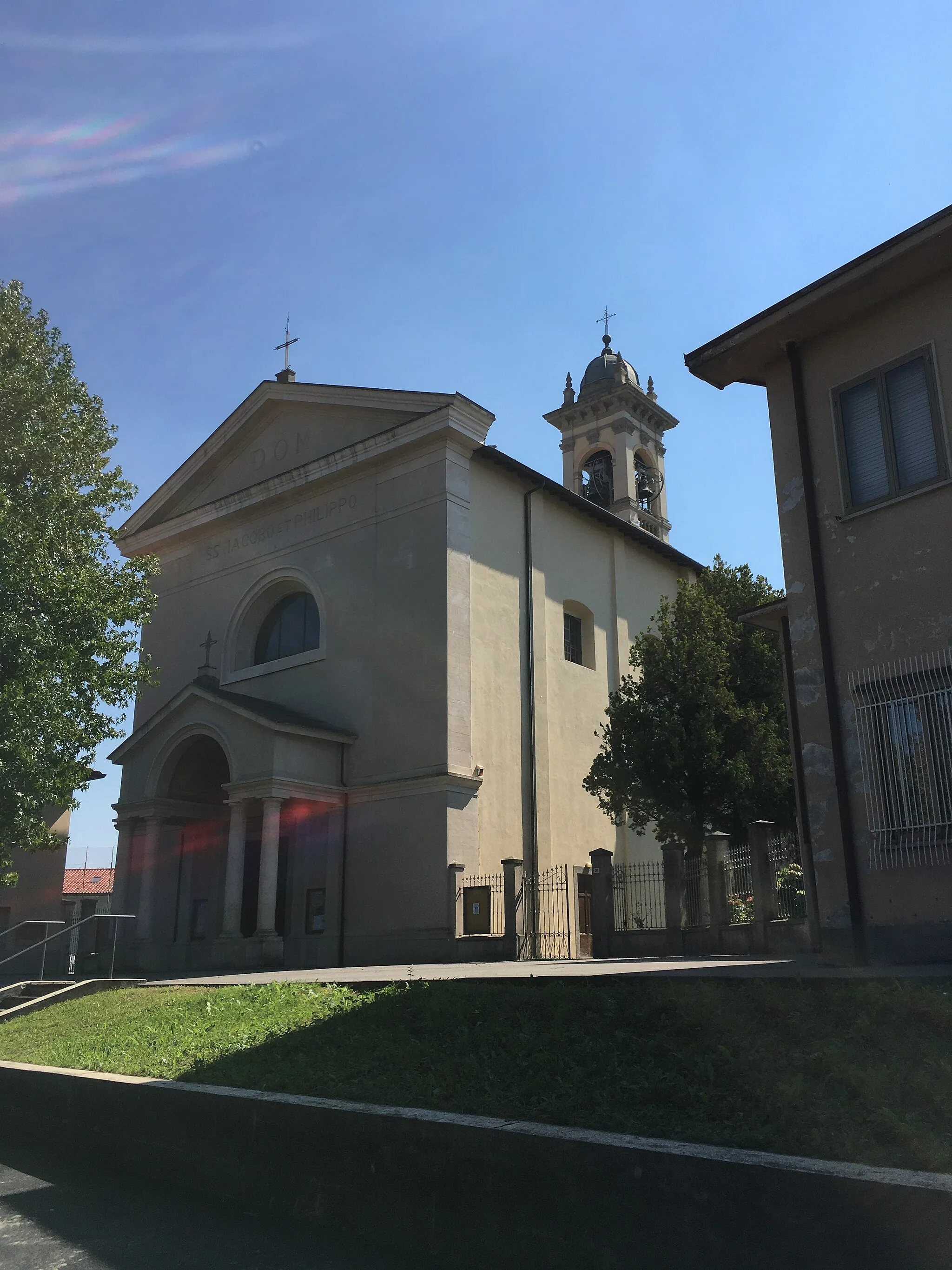 Photo showing: chiesa parrocchiale dei Santi Giacomo e Filippo in Merone, Italia