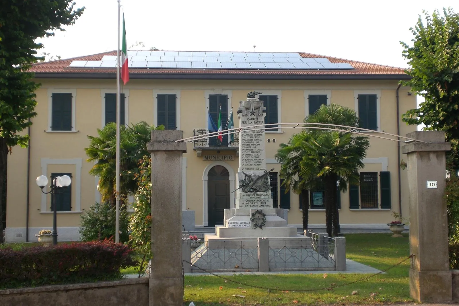 Photo showing: Town Hall