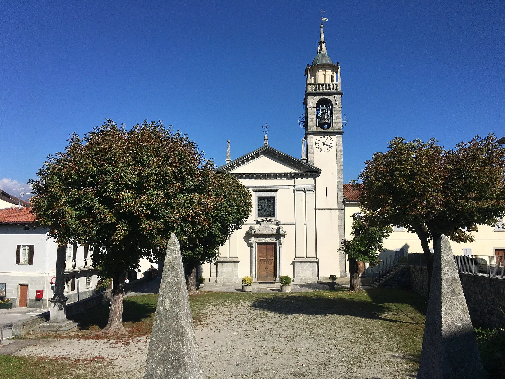 Photo showing: Fotografia con visione d'insieme della chiesa dei Santi Gervaso e Protaso da Via Roma in Caglio (CO), Italia.