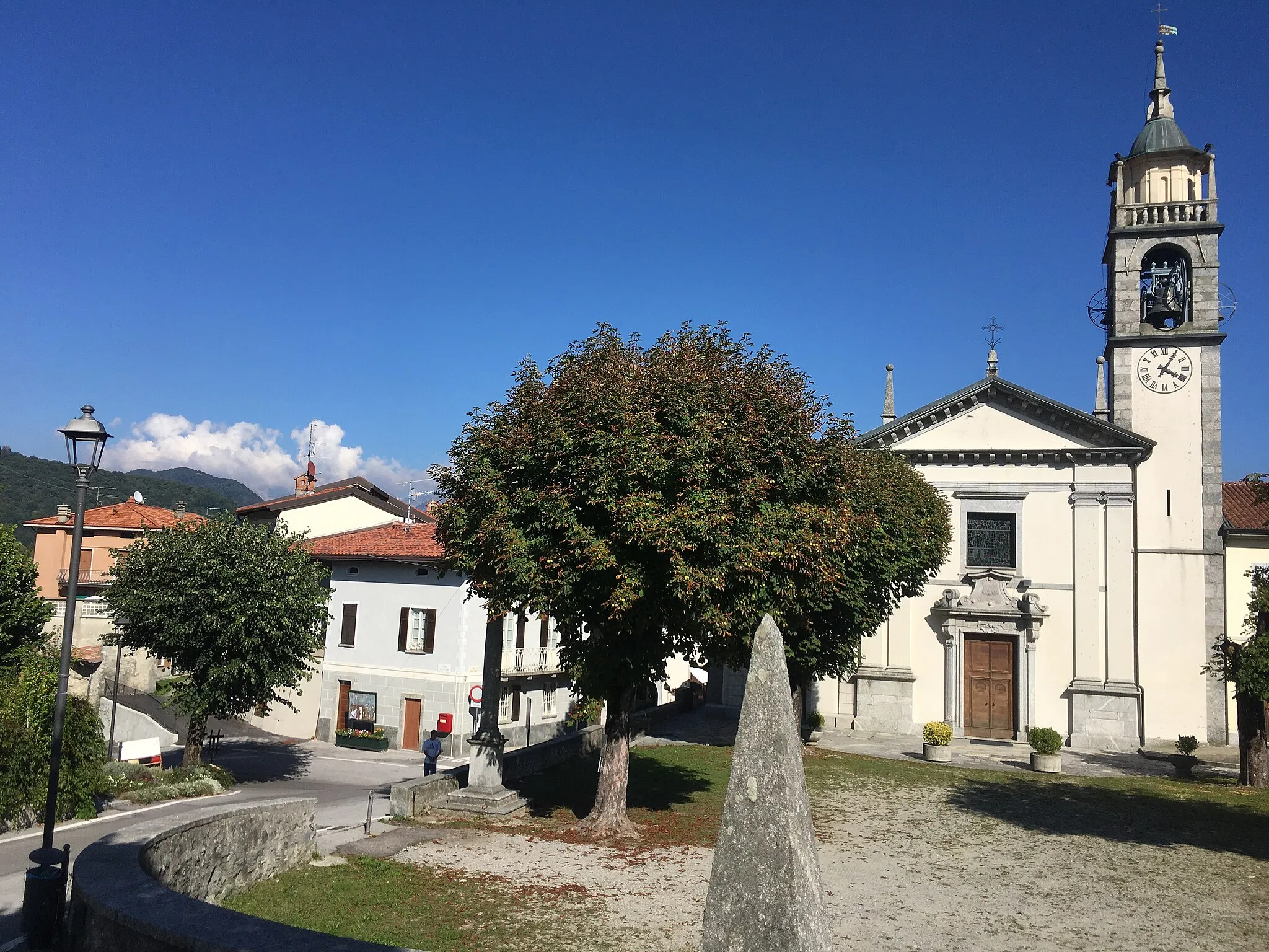 Photo showing: Fotografia con visione d'insieme della chiesa dei Santi Gervaso e Protaso da Via Roma in Caglio (CO), Italia.