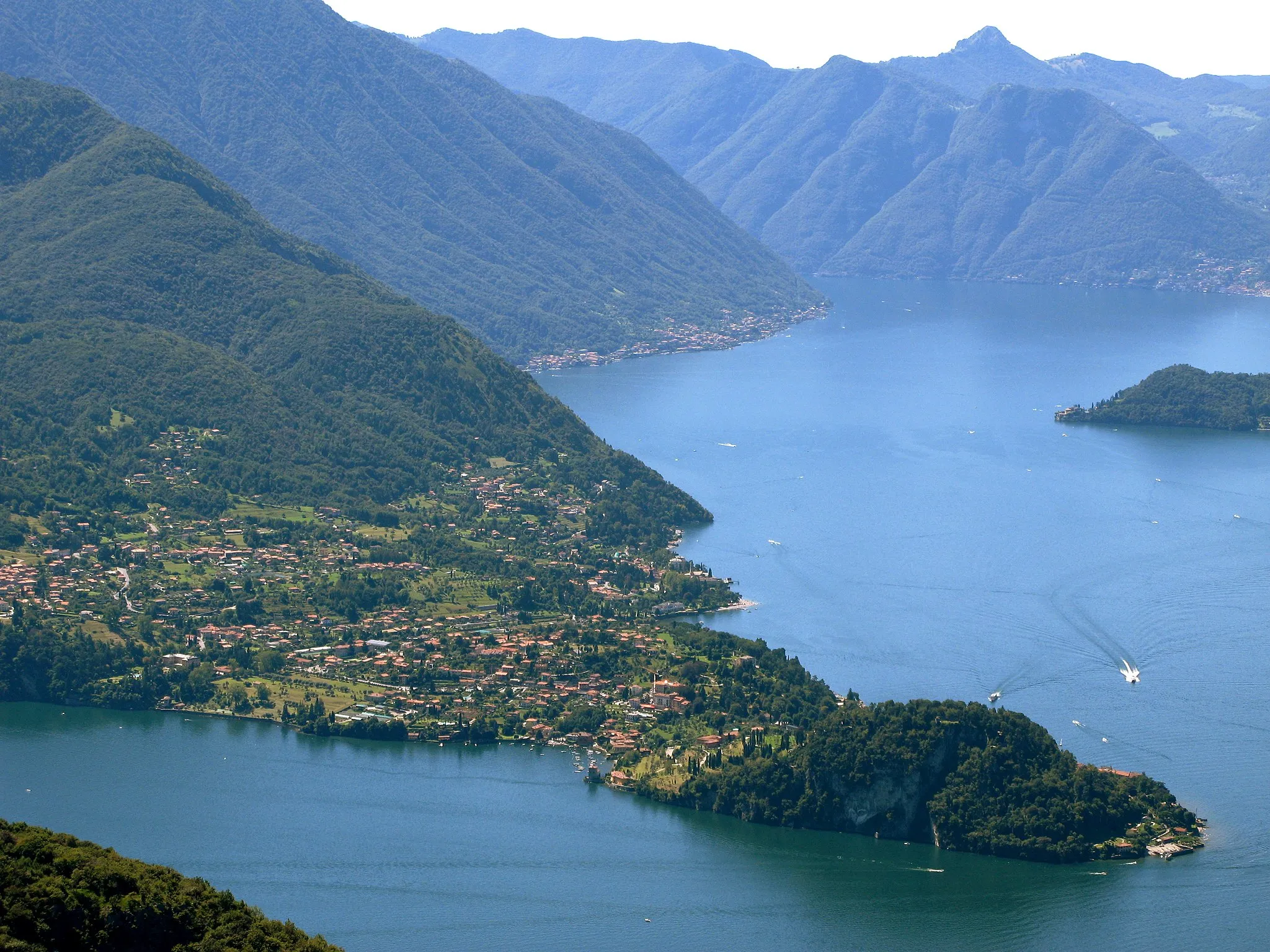 Photo showing: Panorama of Bellagio promontory, Lake Como, Italy, from the mountains above Varenna