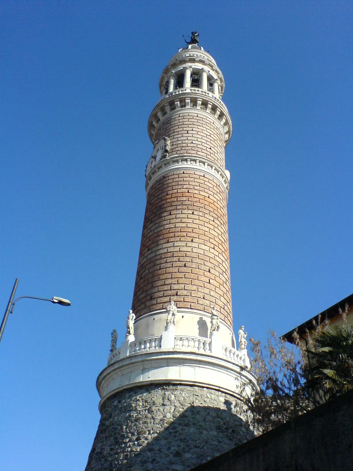 Photo showing: Torre del Popolo a Palazzolo sull'Oglio, in provincia di Brescia, vista da via Bissolotti