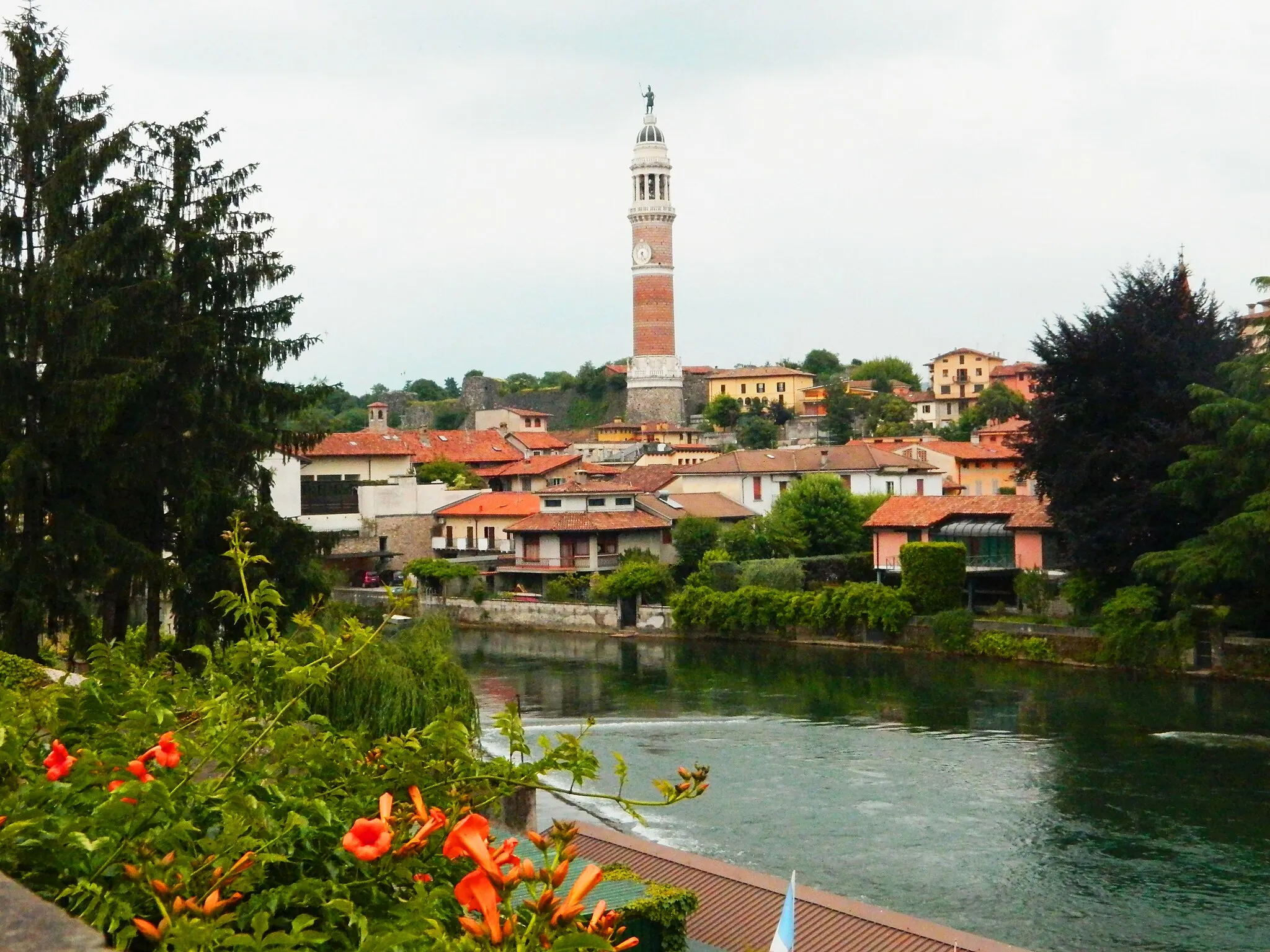 Photo showing: Veduta di Palazzolo sull'Oglio dalla riva di Mura