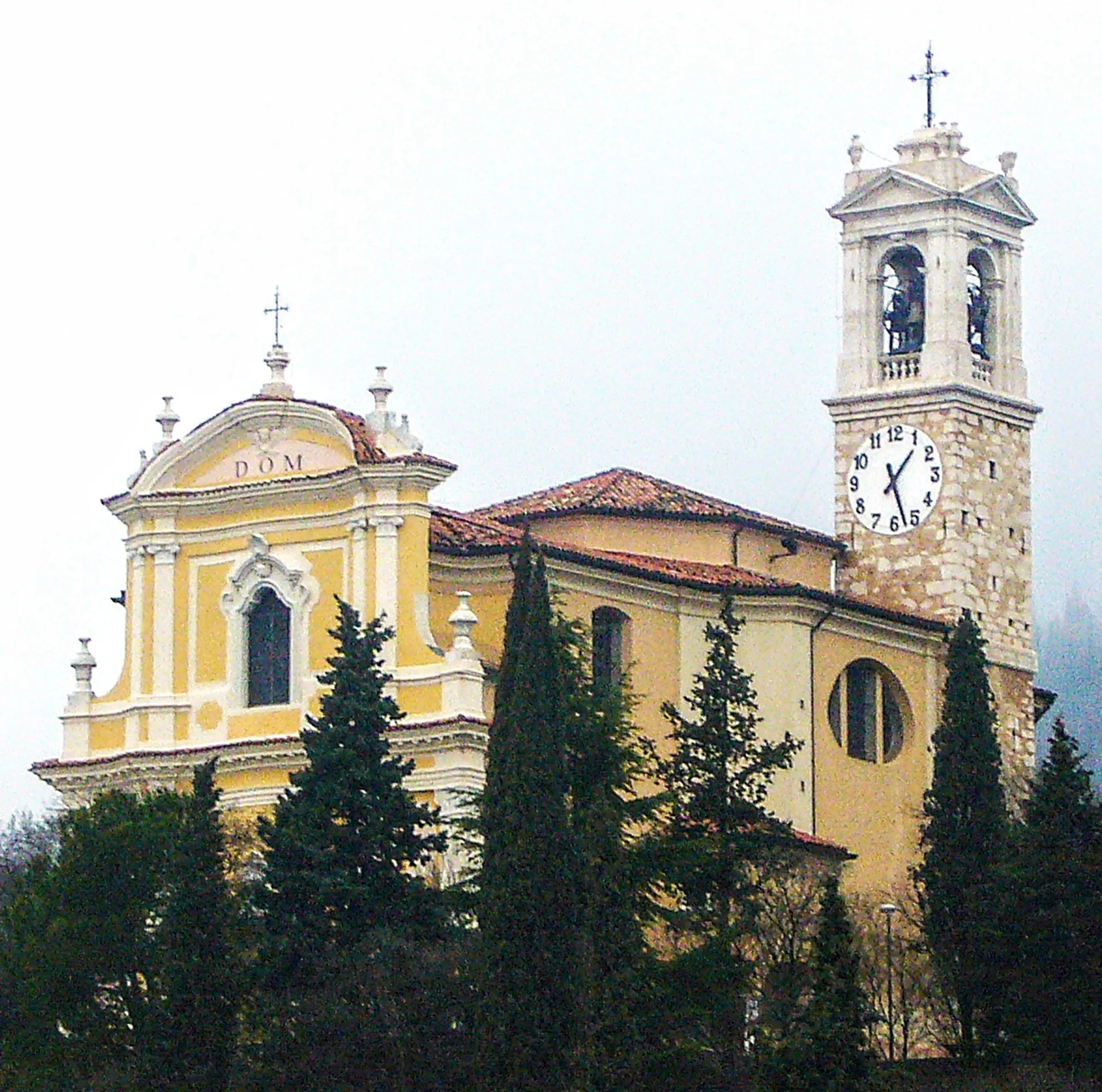 Photo showing: La chiesa parrocchiale di Santa Giulia di Paitone vista da Viale Marconi