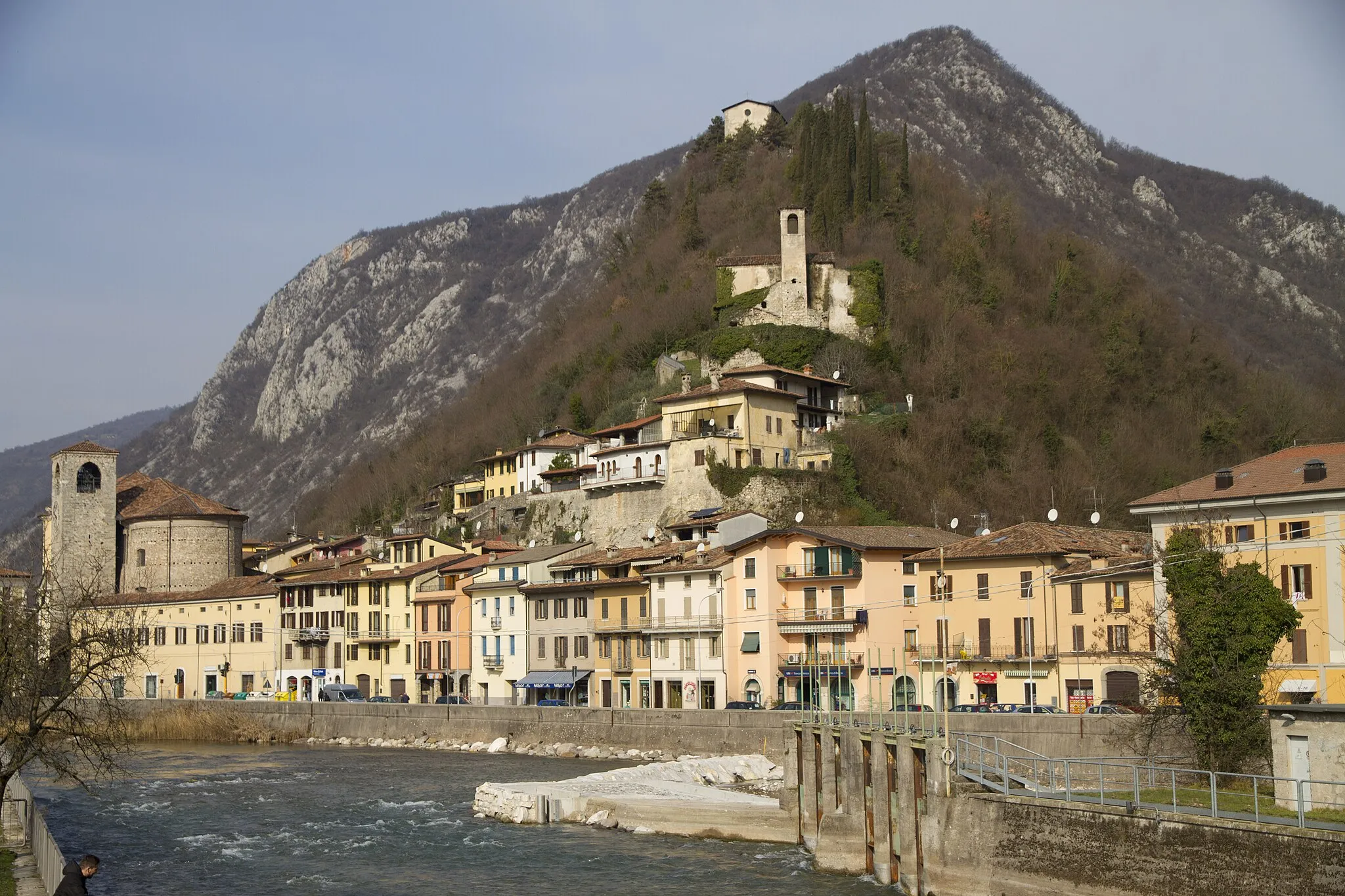 Photo showing: Foto che rappresenta la collina che sovrasta Vobarno in cui possiamo trovare le due Chiese e la rocca di Vobarno