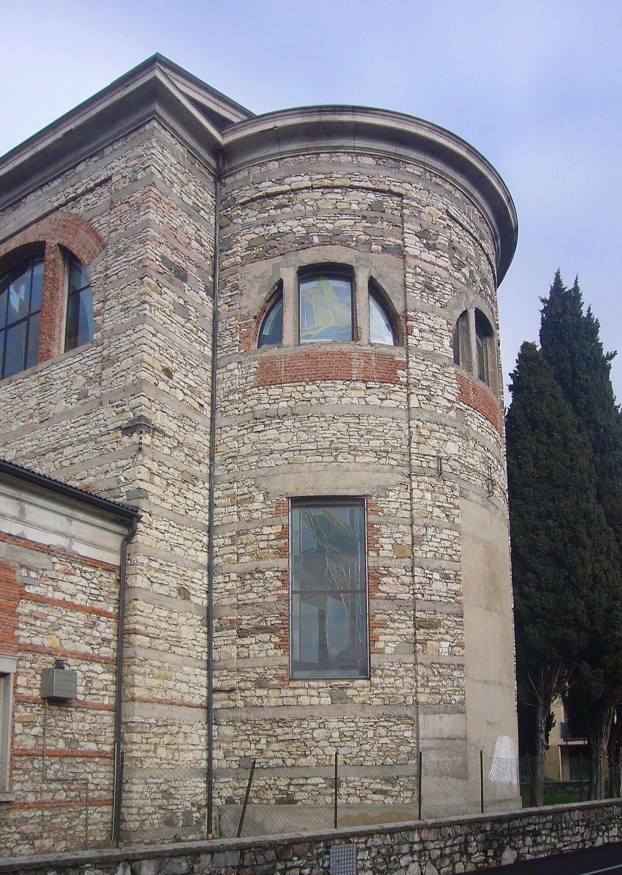 Photo showing: L'abside della chiesa parrocchiale di Villanuova sul Clisi, in provincia e diocesi di Brescia