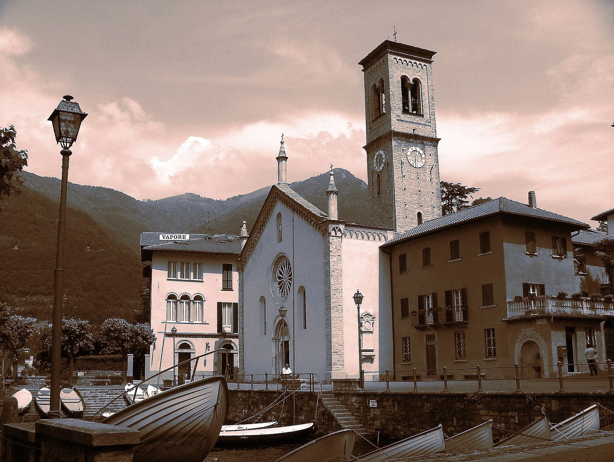 Photo showing: Parrocchiale Santa Tecla e porticciolo.