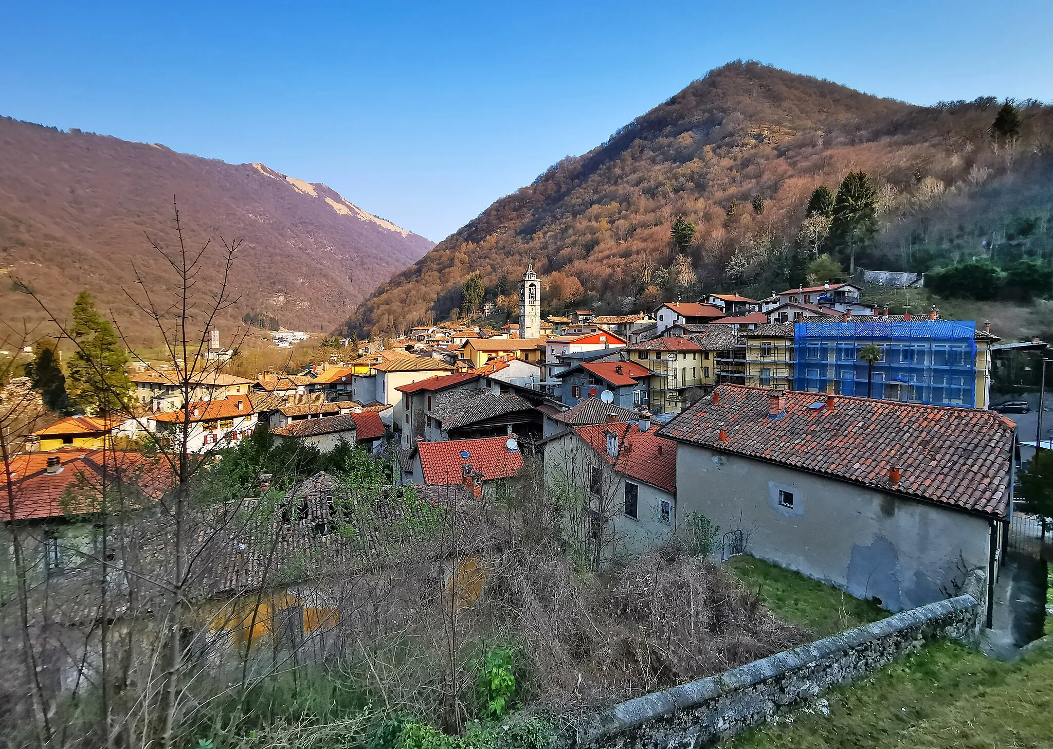 Photo showing: Vista su Lasnigo dalla via Valmorana