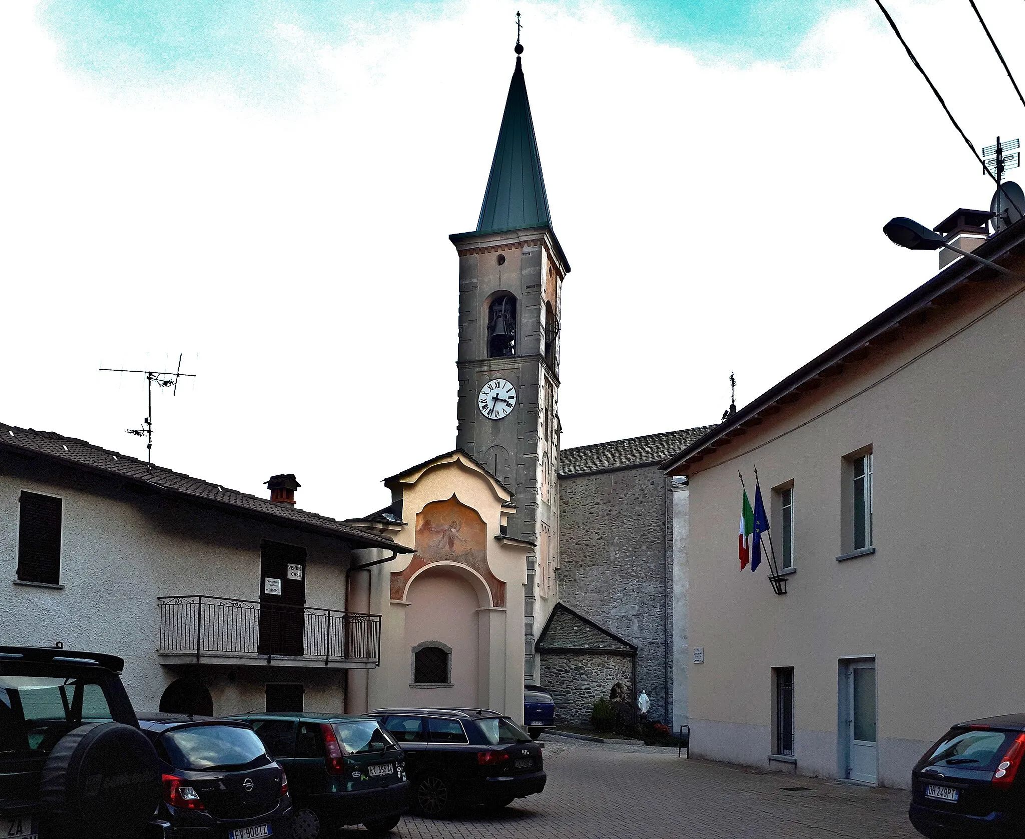Photo showing: Il campanile della chiesa dei Santi Donato e Clemente, visto dalla Piazza Don Bartolomeo Mornatti a Germasino (Gravedona ed Uniti). A destra, il lato nord del palazzo municipale dell'ex comune di Germasino.