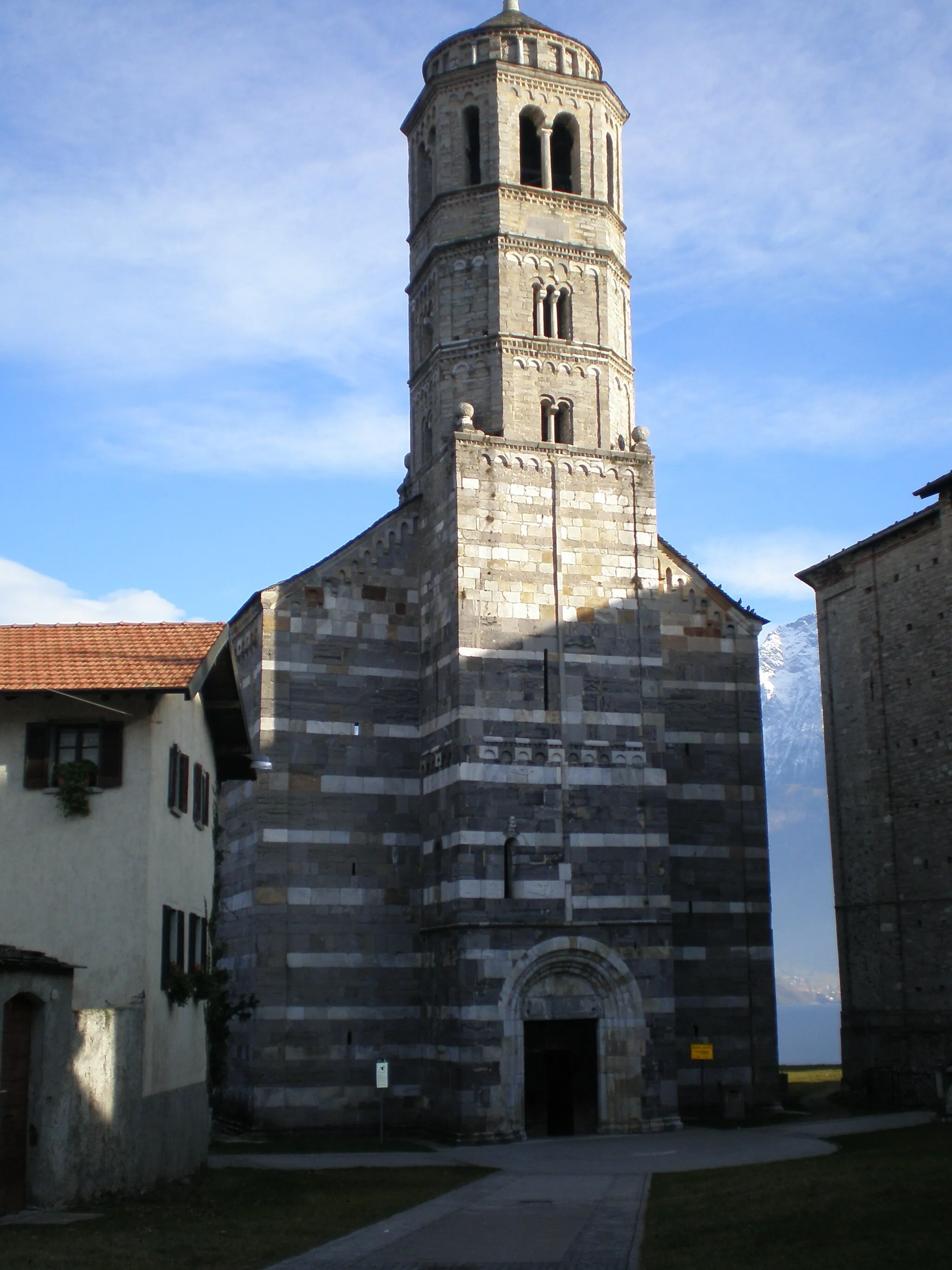 Photo showing: Facciata della chiesa di it:Santa Maria del Tiglio a it:Gravedona