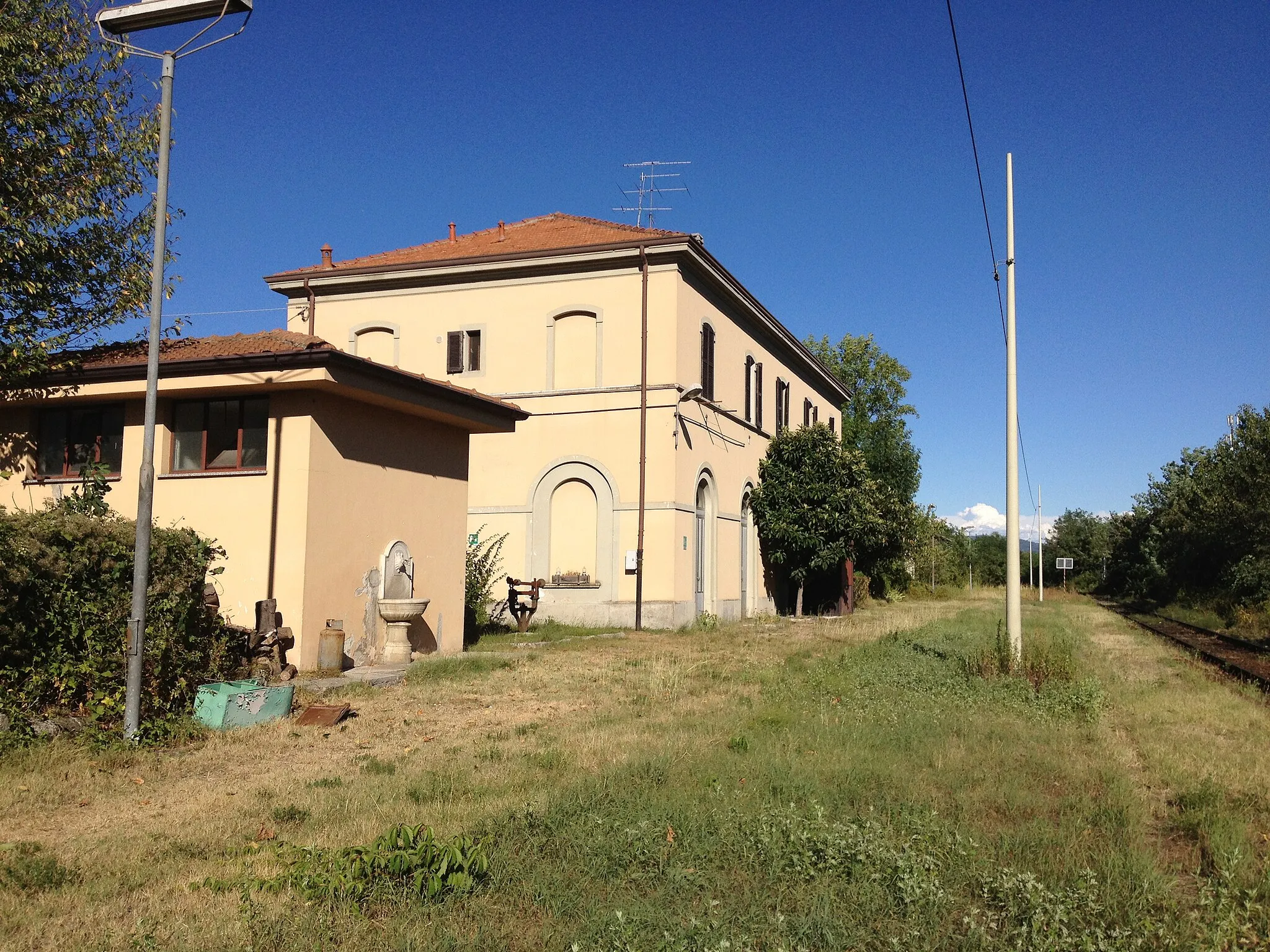 Photo showing: The Anzano station, side rails.