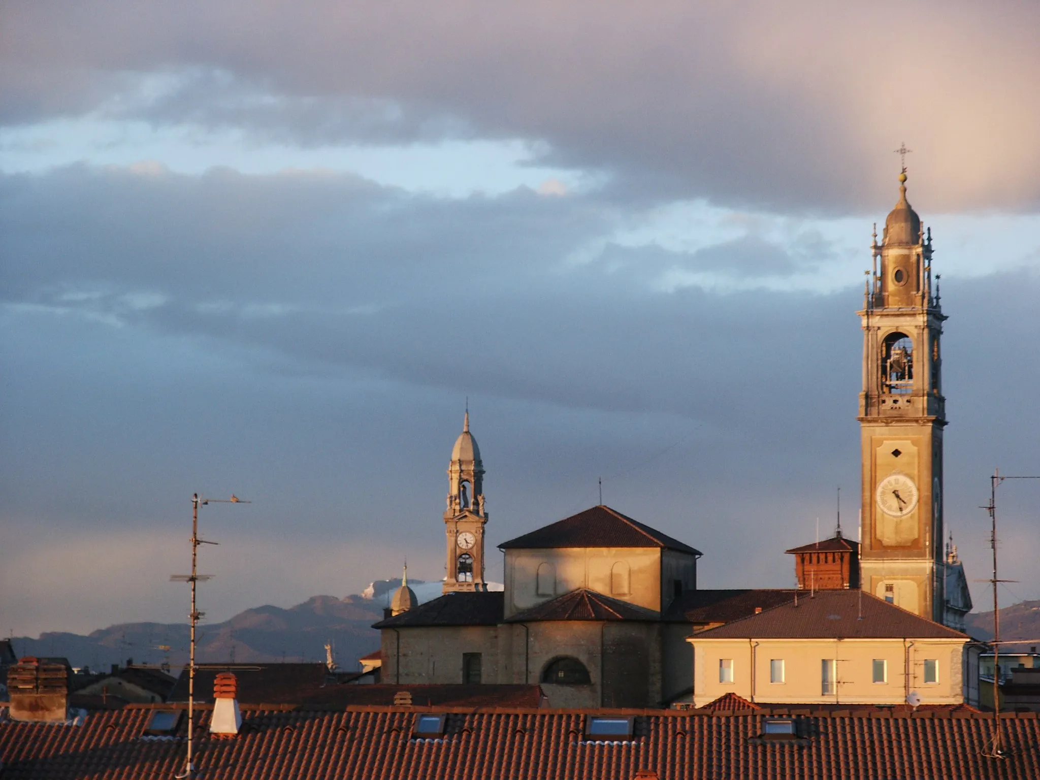 Photo showing: Lomazzo, campanili, vista al tramonto