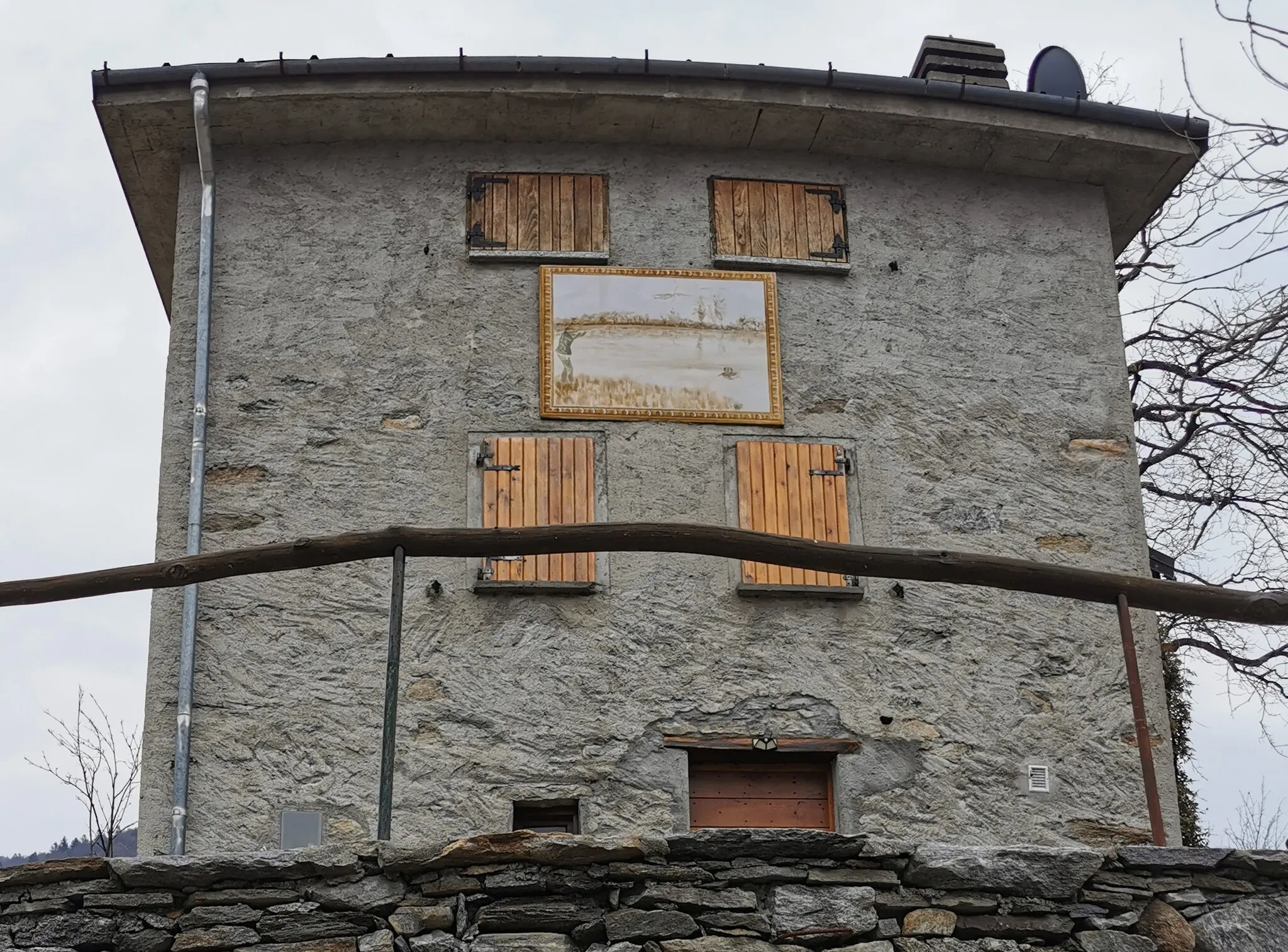 Photo showing: Edificio con dipinto in facciata, a Malè (Cusino)