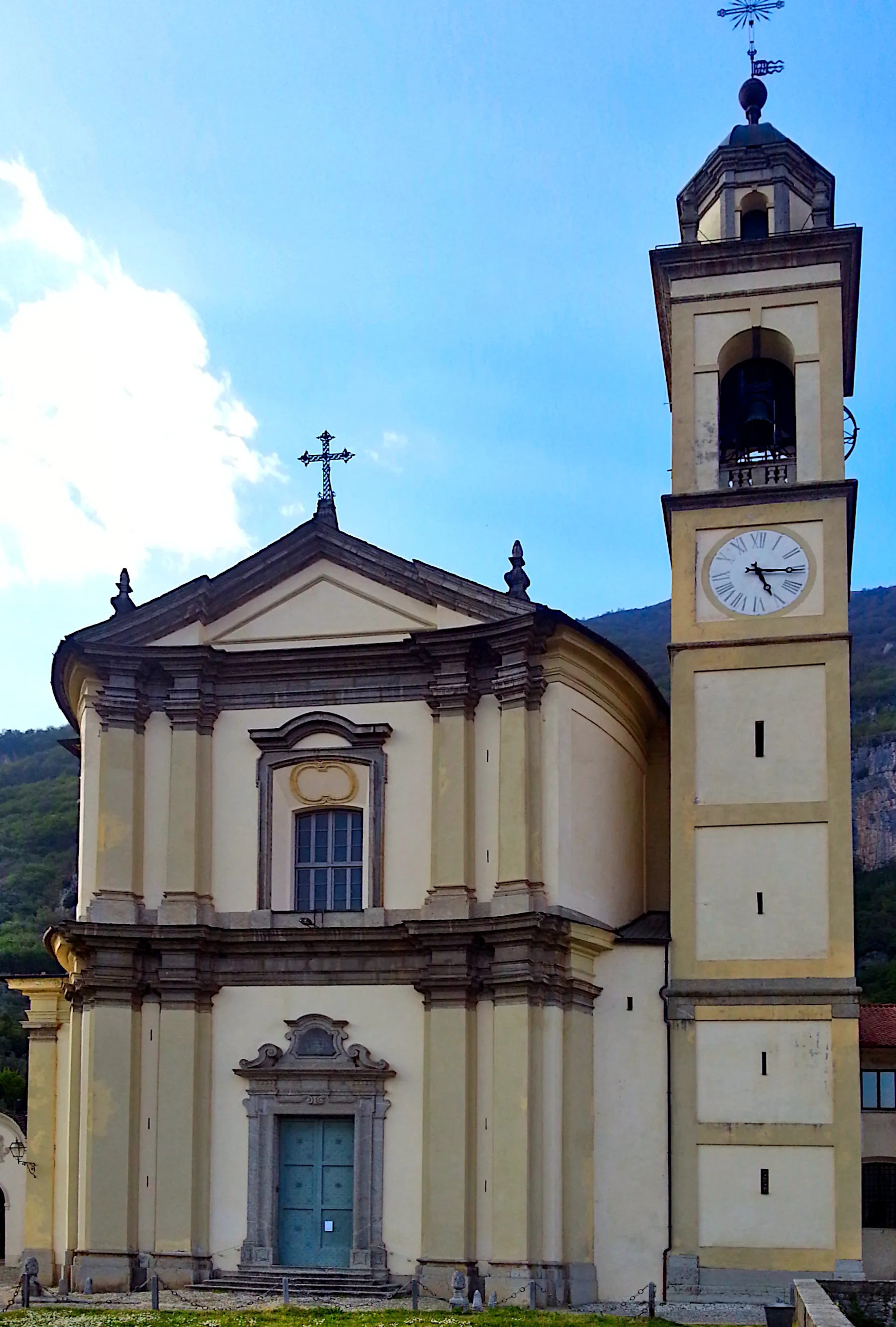 Photo showing: Facciata della Chiesa di Sant'Abbondio a Mezzegra.