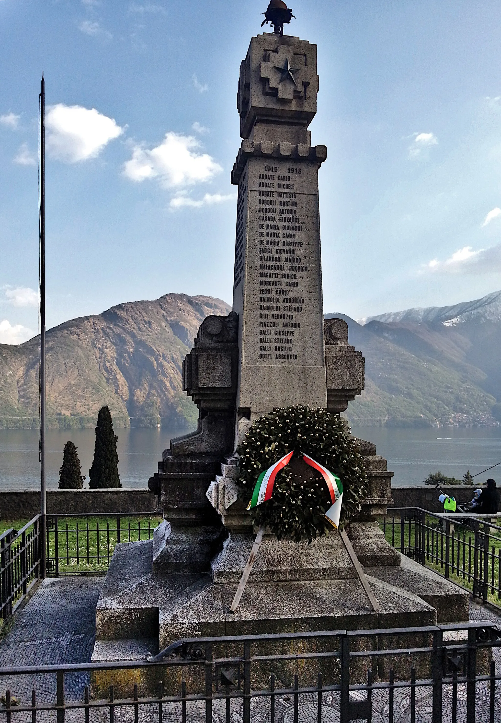 Photo showing: Lato nord-ovest del monumento ai caduti a Mezzegra (Tremezzina), sullo sfondo del Monte Nuvolone.
