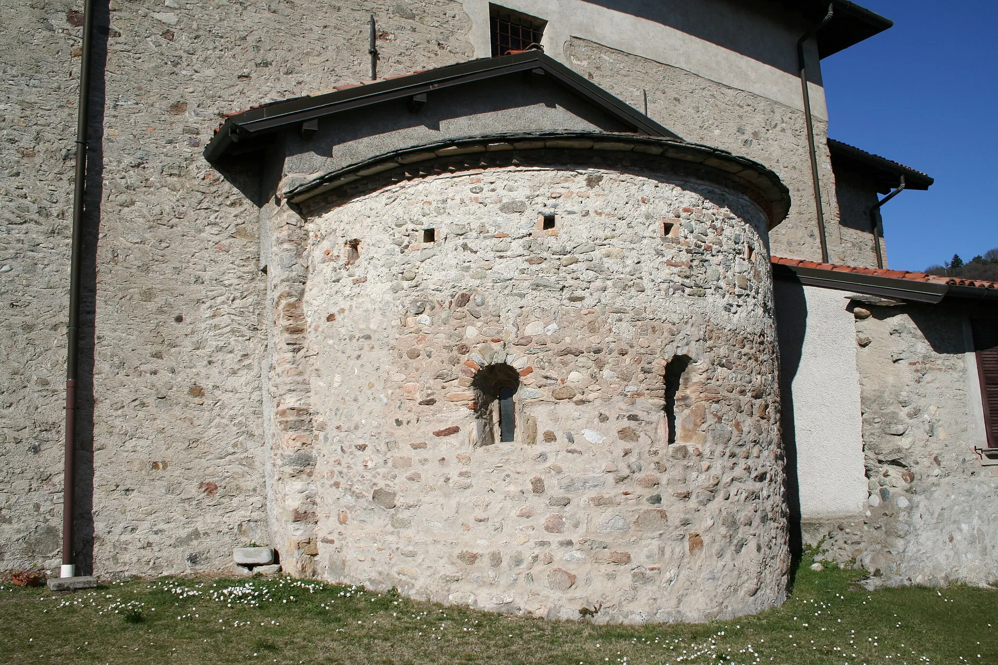 Photo showing: L'abside romanica della Chiesa di San Michele a Trevano di Uggiate