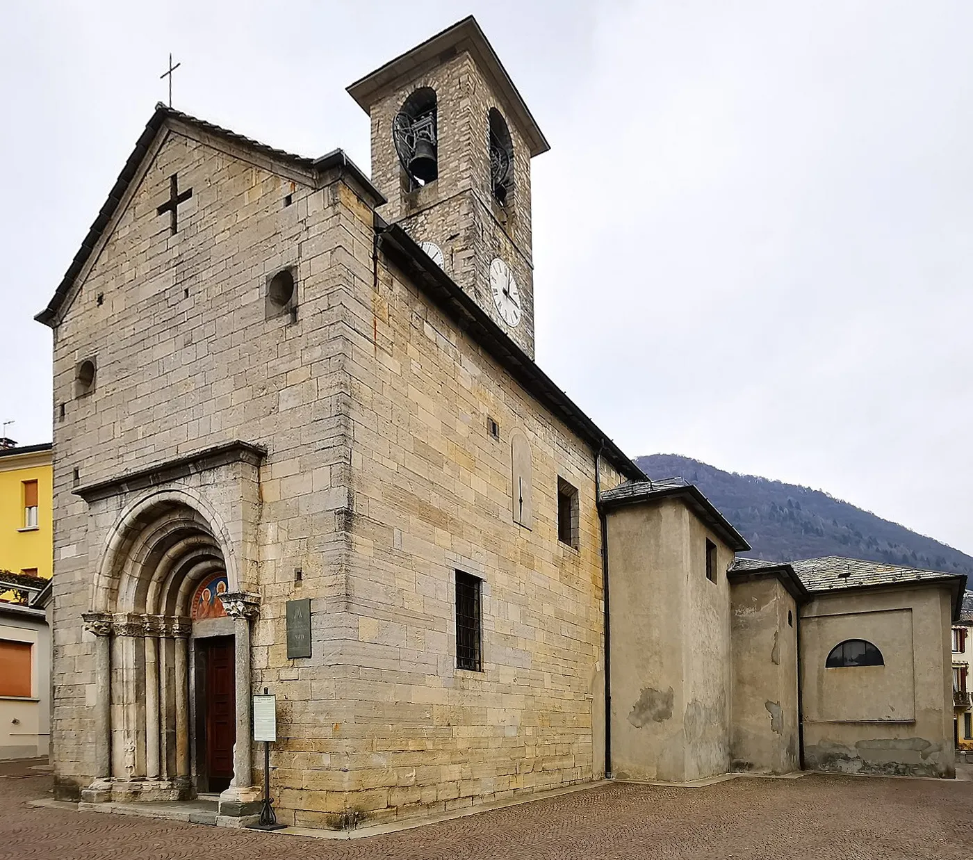 Photo showing: Fianco sud della Chiesa di Sant'Antonio Abate a San Fedele Intelvi