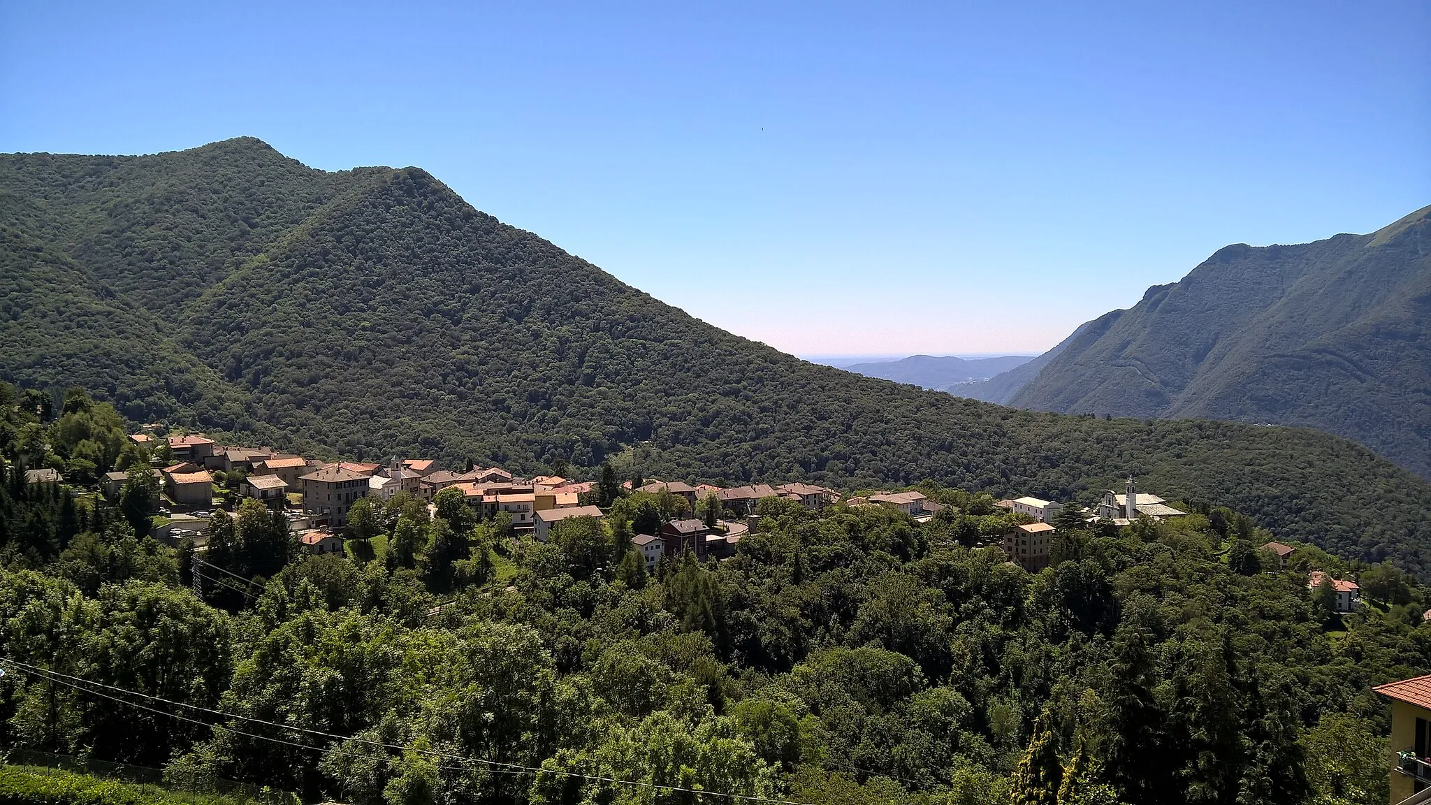 Photo showing: Veduta del paese di Zelbio dal vicino comune di Veleso
