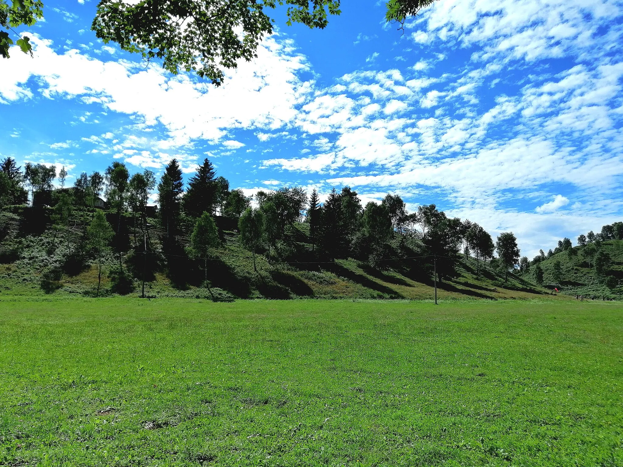 Photo showing: La piana di origine glaciolacustre della località la Colma di Pian del Tivano