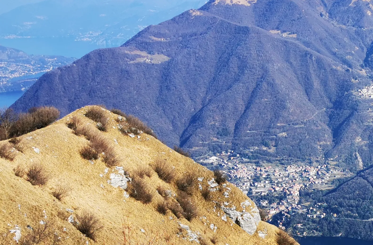 Photo showing: Versante sud-ovest del Monte Colmenacco, inquadrato dalla cima del Monte Colmegnone.