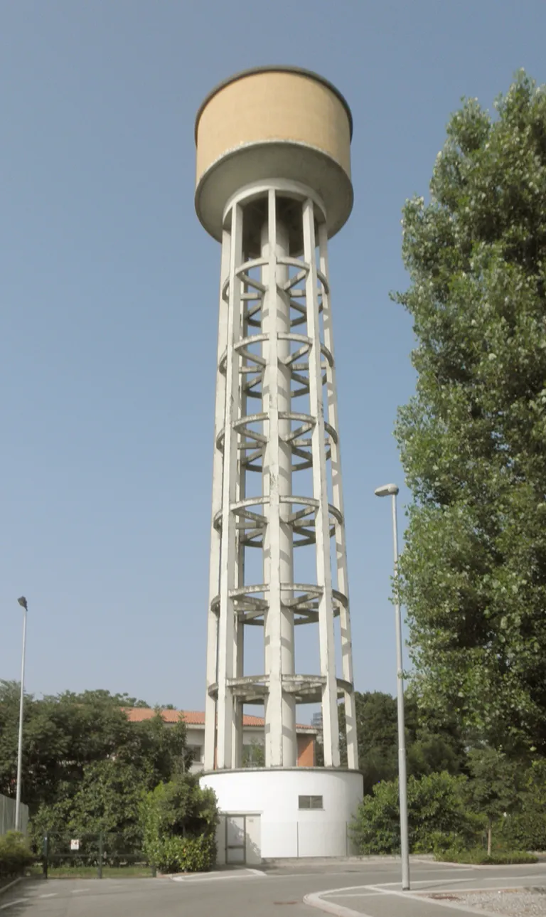 Photo showing: La torre dell'acquedotto di Sesto Cremonese, frazione del comune di Sesto ed Uniti.