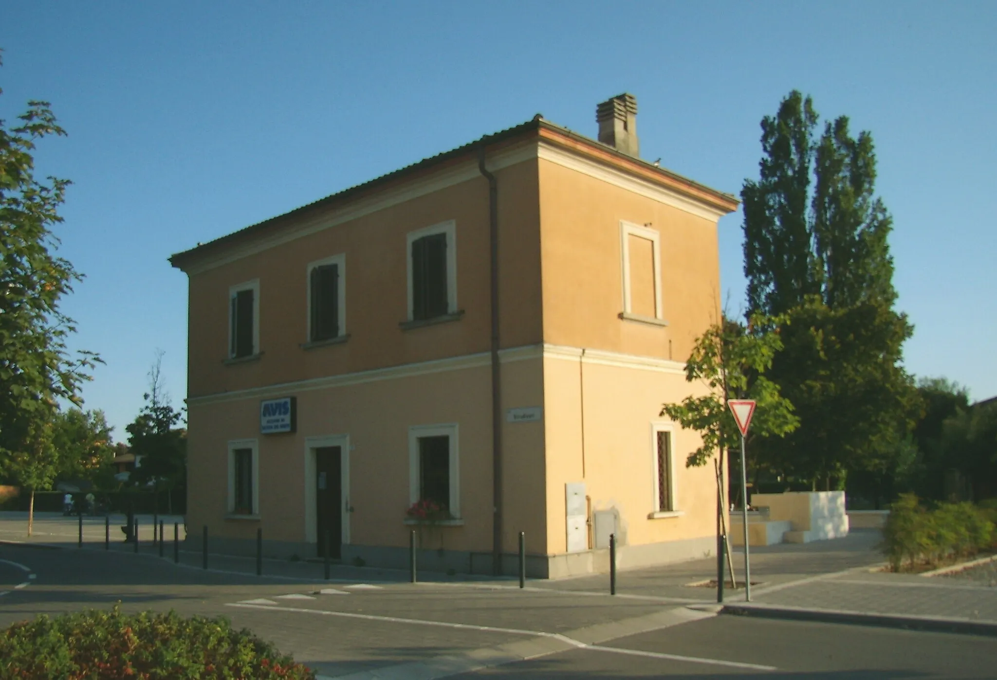 Photo showing: Former railway station in Sesto Cremonese (CR), Italy