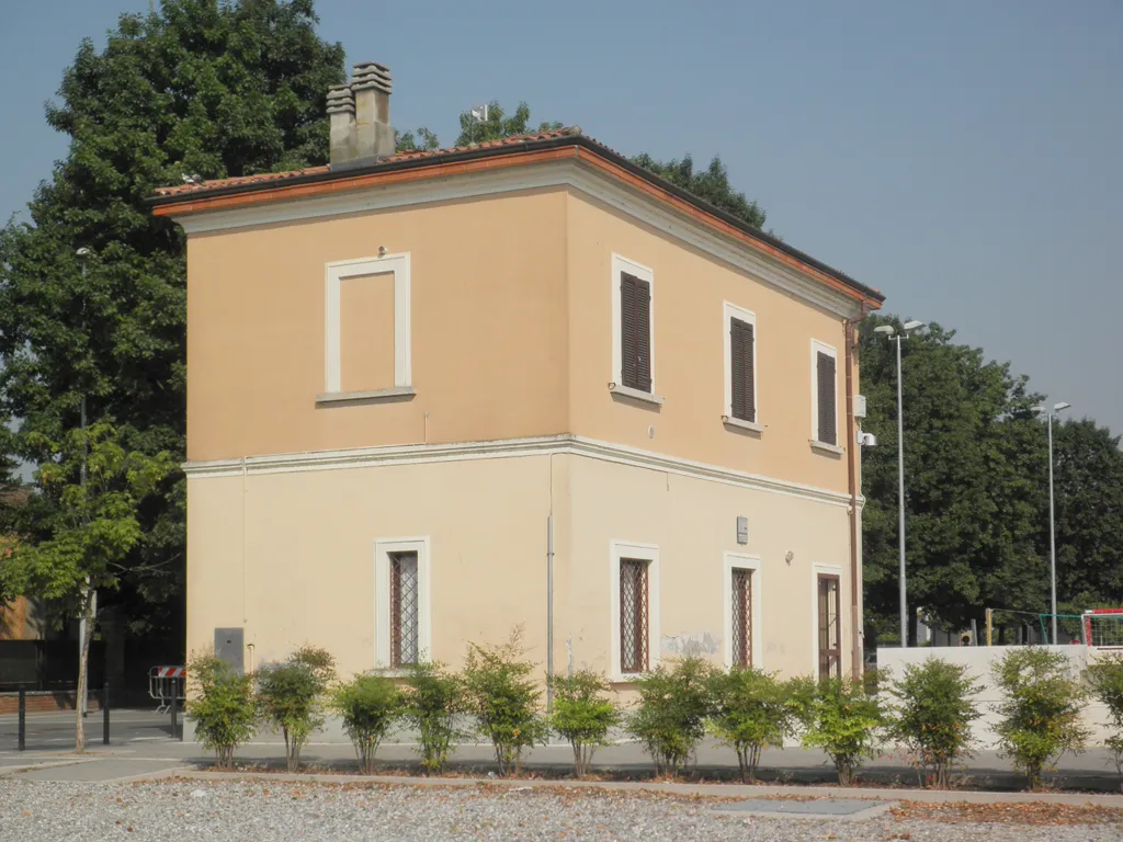 Photo showing: Sesto Cremonese, ex stazione ferroviaria SNFT, lato binari.