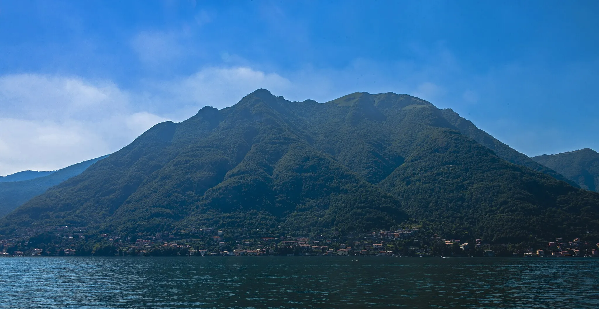 Photo showing: View of Laglio and the mountains above it from the ferry up Lake Como near Pognana Lario