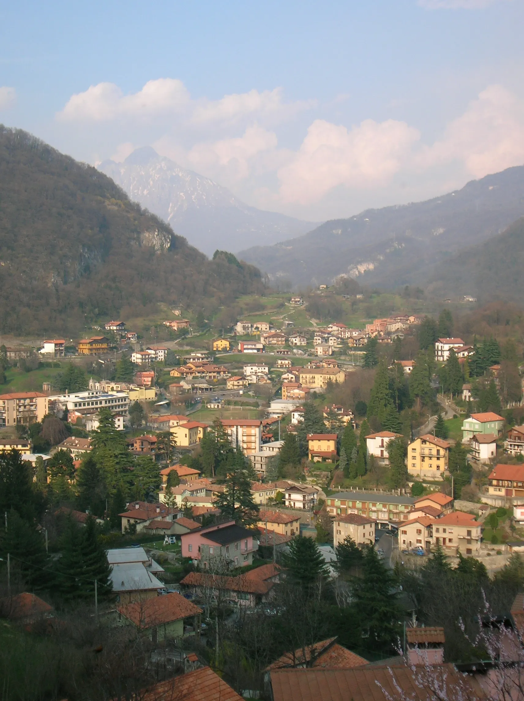 Photo showing: panorama primaverile di Asso. Sullo sfondo, la Grignetta