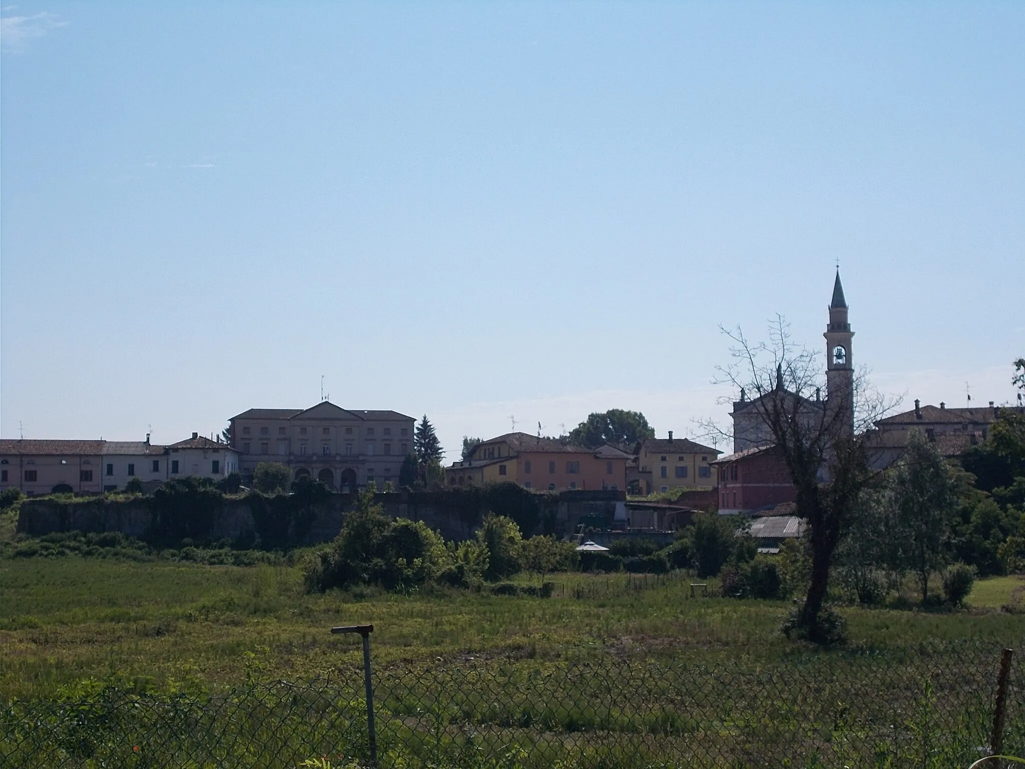 Photo showing: Genivolta - jobbra a San Lorenzo Martire-templom tornya, balra a községháza