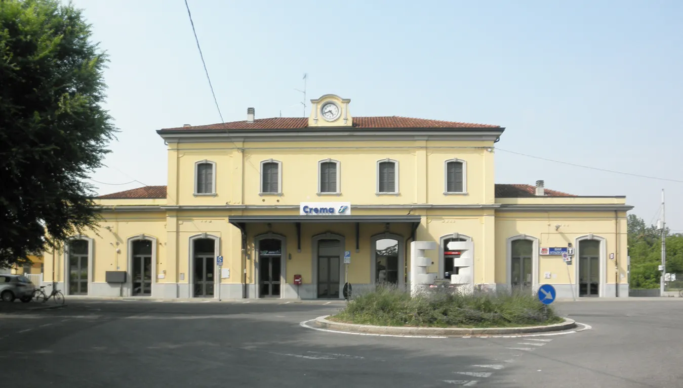 Photo showing: Il fabbricato viaggiatori della stazione di Crema