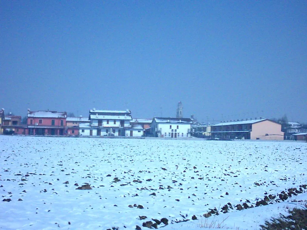 Photo showing: A general view of Castelverde, Italy, taken after a snowfall in early March 2005.