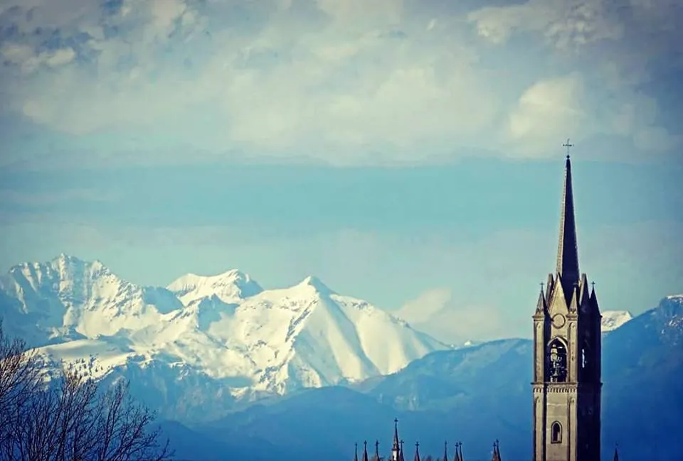 Photo showing: Chiesa con Alpi Bresciane in sfondo, giornata limpida.