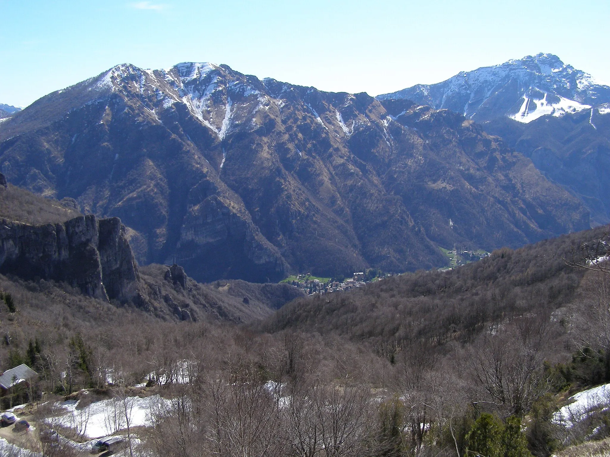 Photo showing: Due Mani and Resegone peaks seen from the Piani Resinelli; the village of Ballabio below