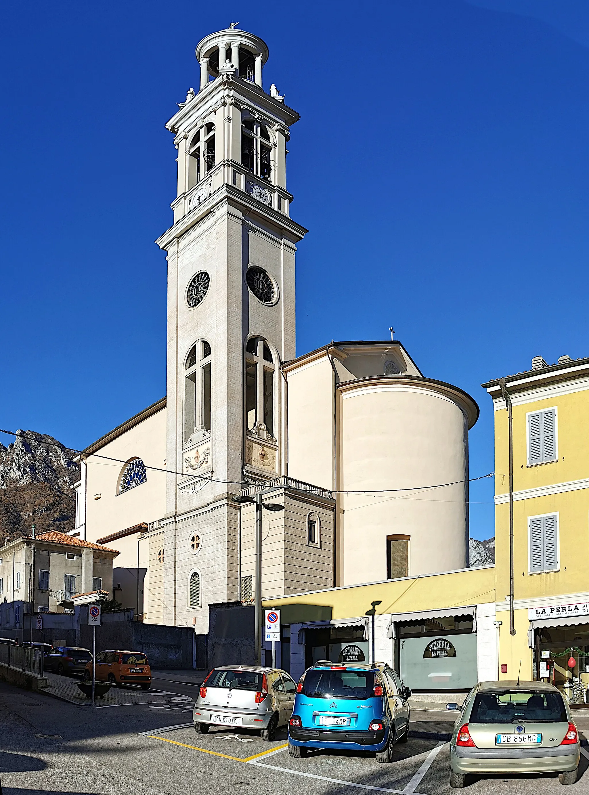 Photo showing: fianco destro e abiside di Sant'Antonio Abate (Valmadrera)