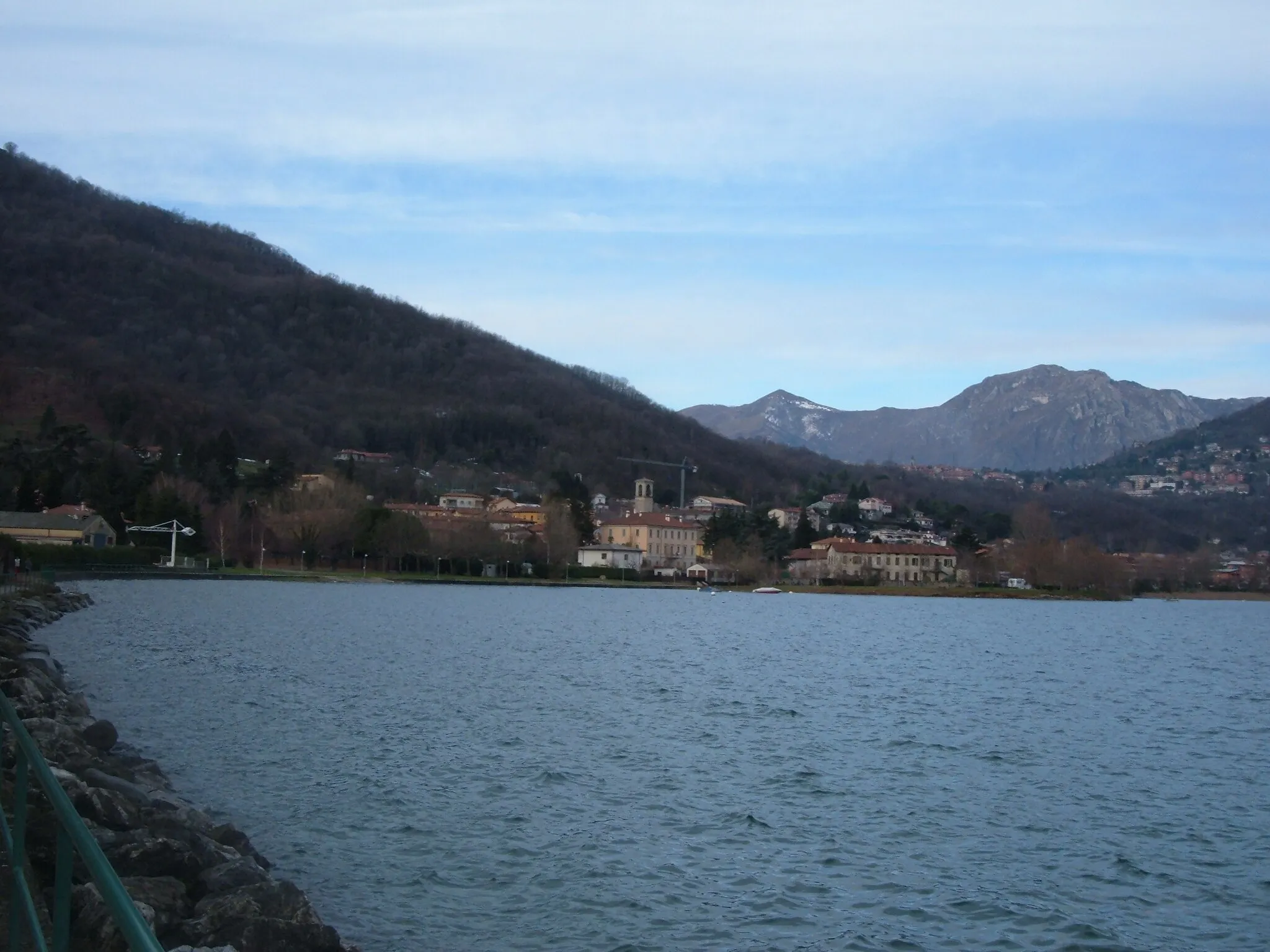 Photo showing: Garlate ed il suo lago.