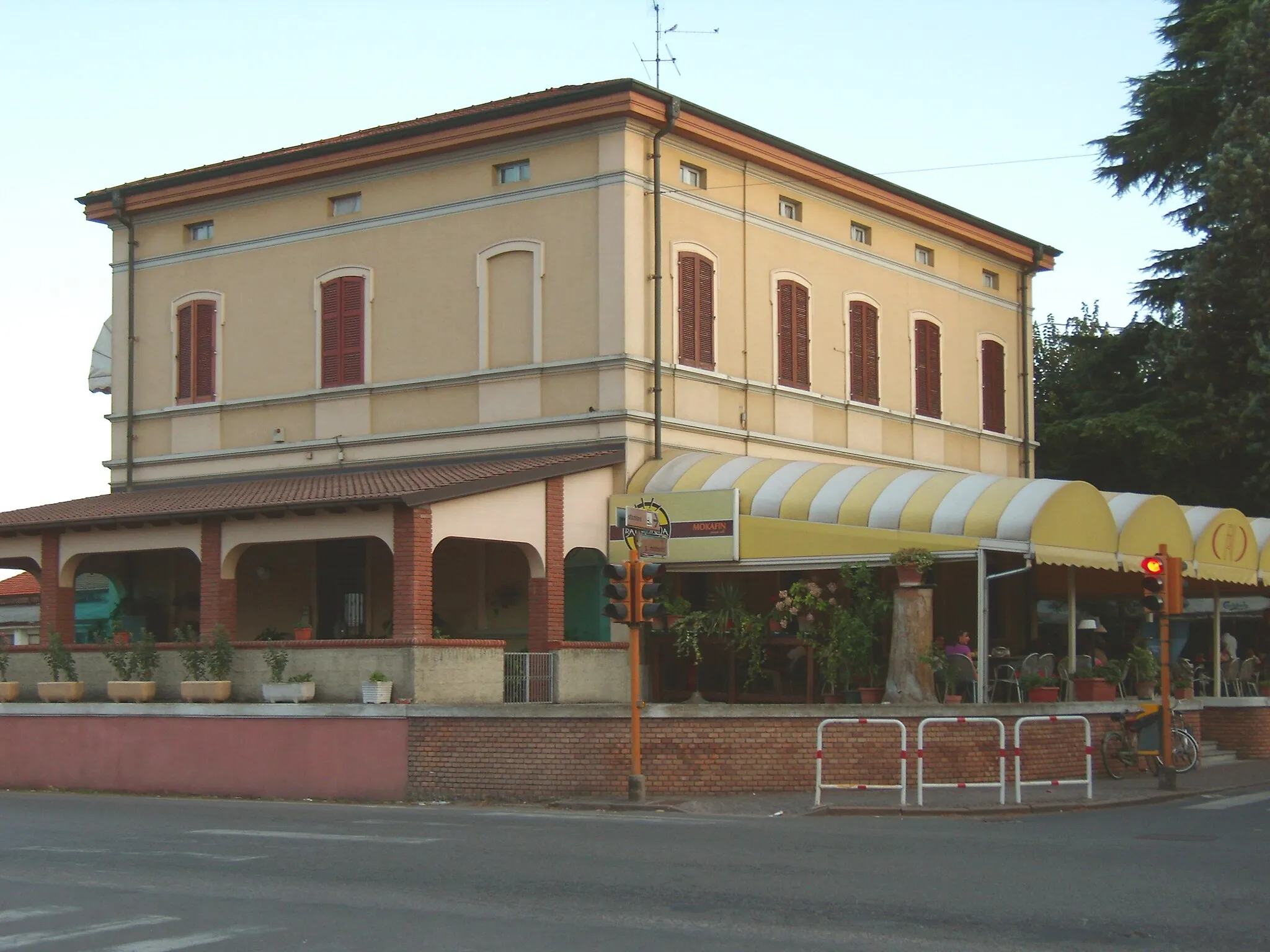 Photo showing: Former SNFT railway station in Soresina (CR), Italy